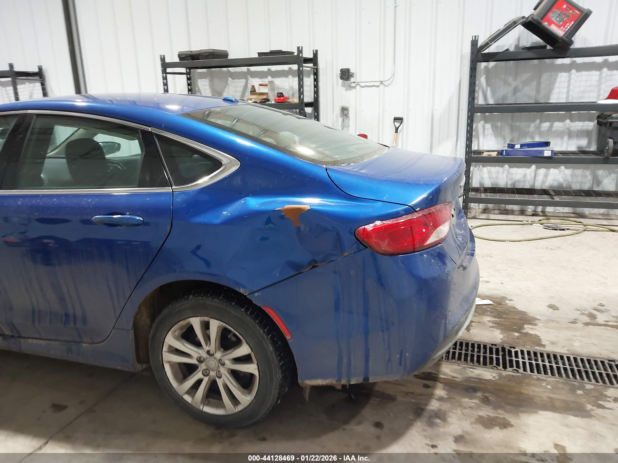 CHRYSLER 200 image 6