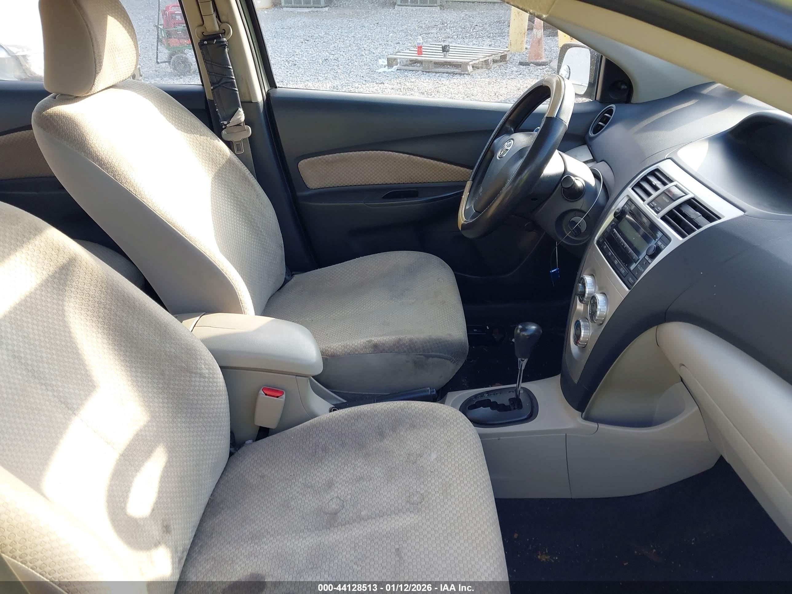 TOYOTA YARIS image 5