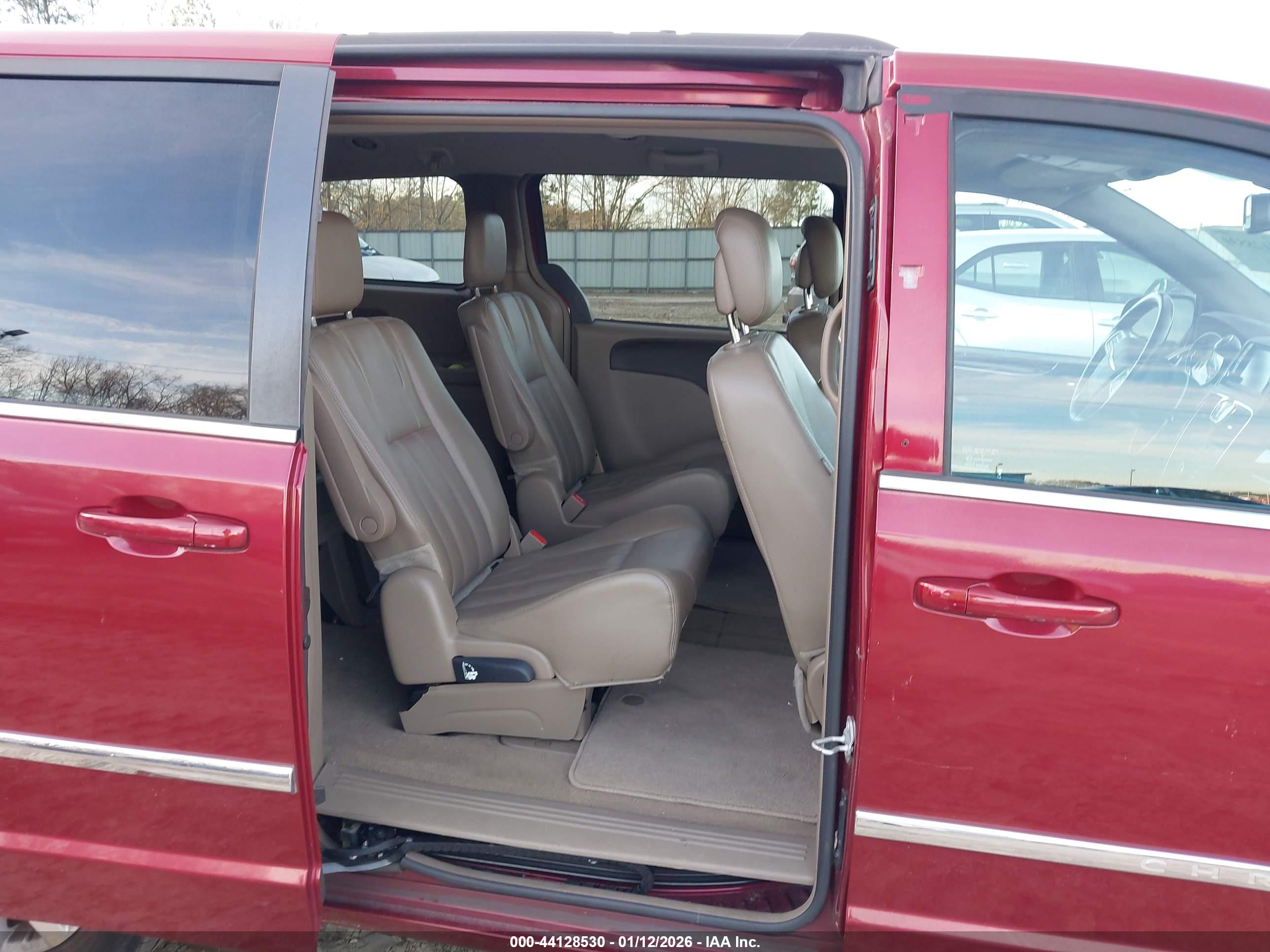 CHRYSLER TOWN image 8