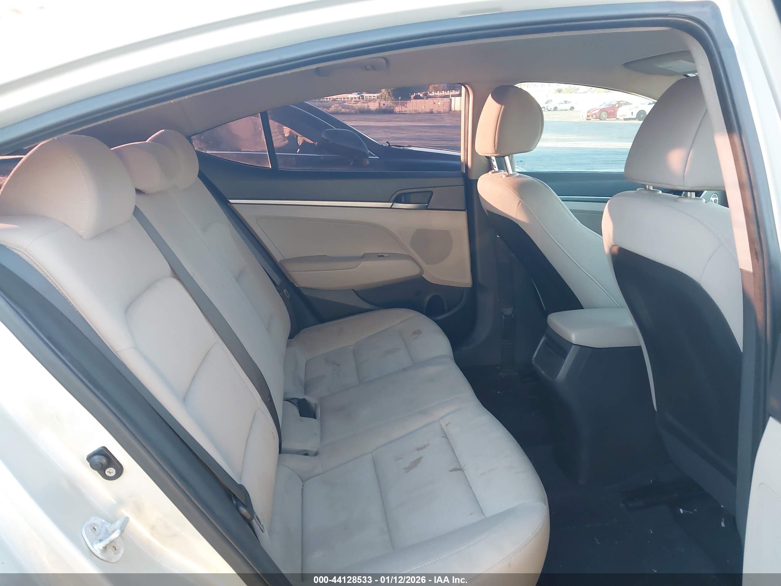 HYUNDAI ELANTRA image 8