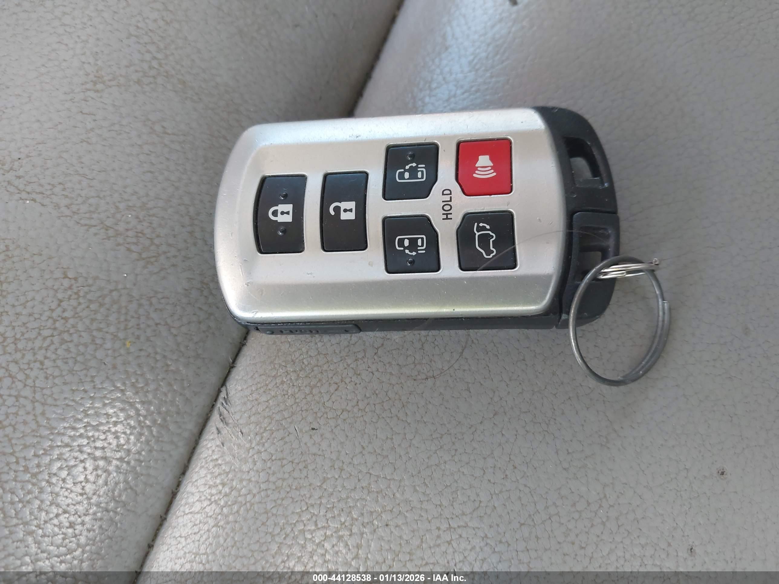 TOYOTA SIENNA image 11