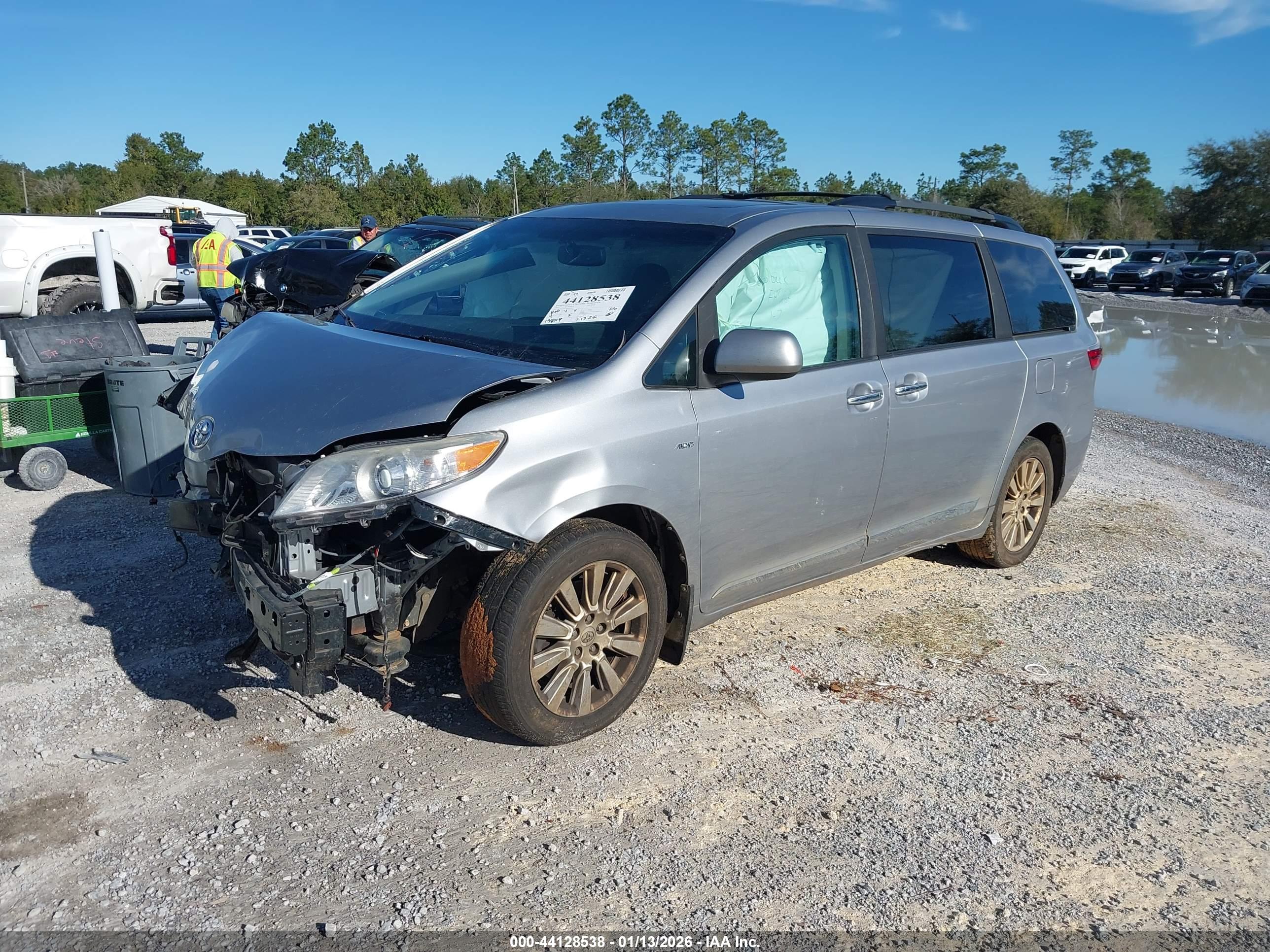 TOYOTA SIENNA image 2