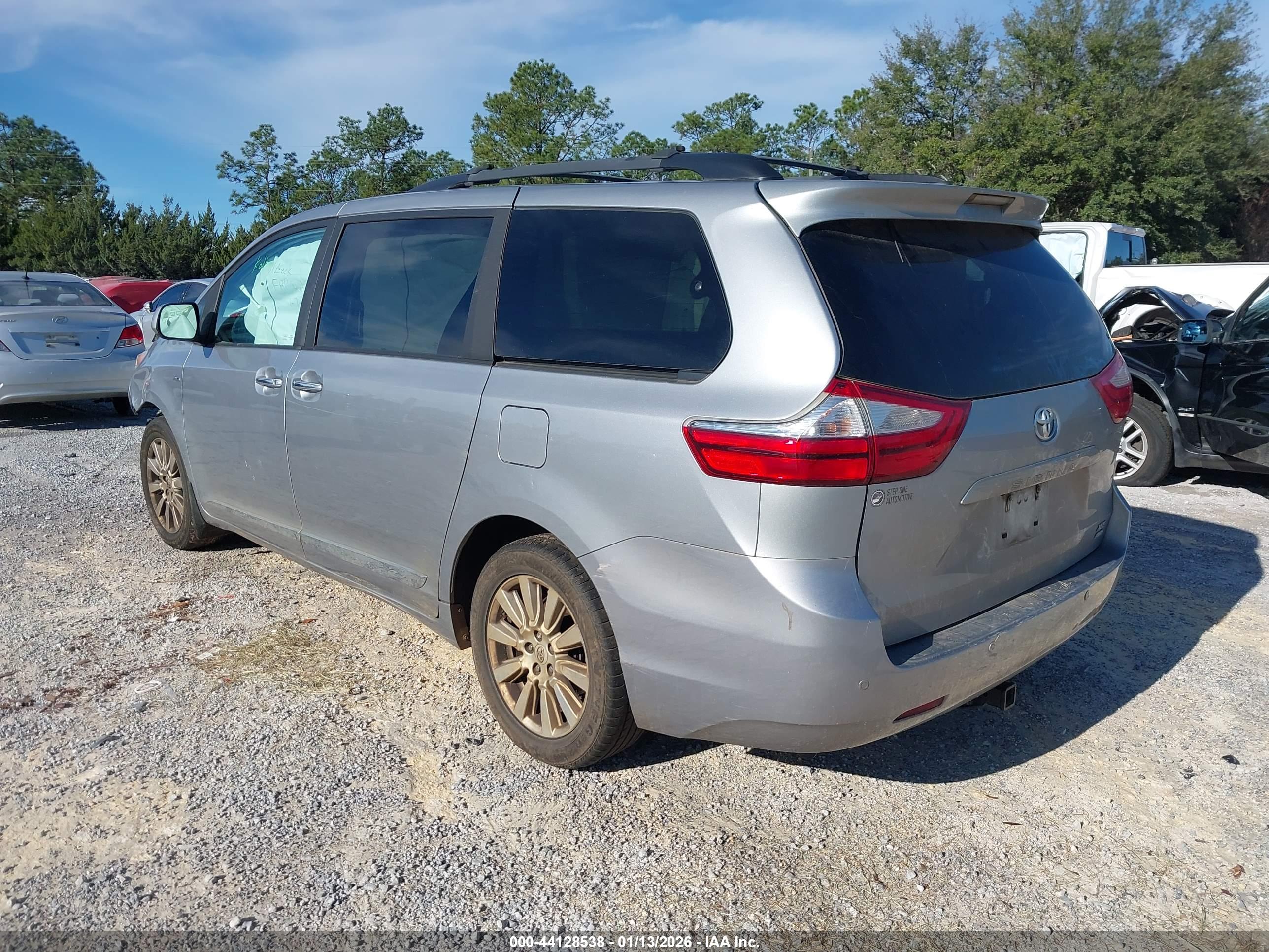 TOYOTA SIENNA image 3