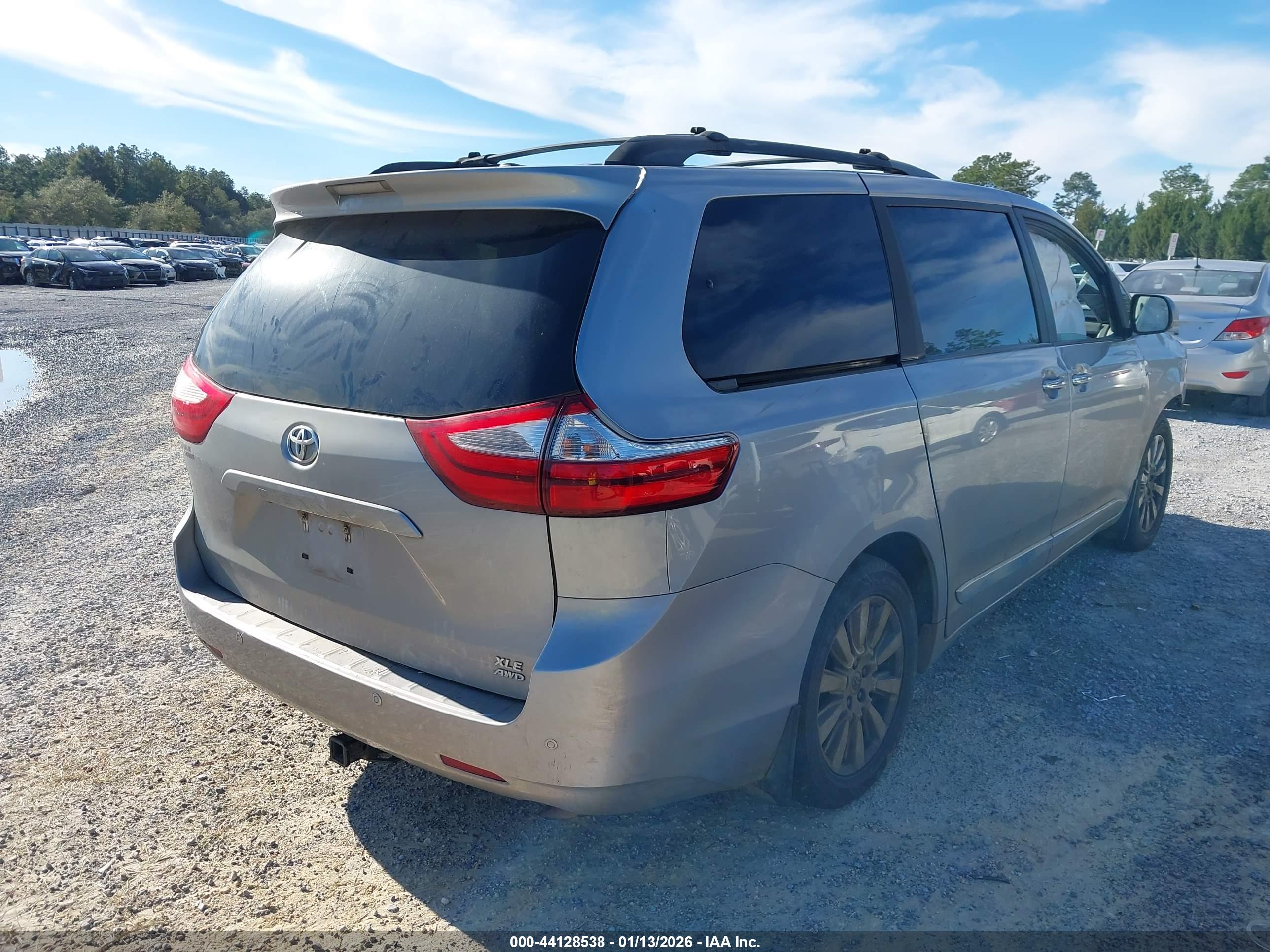 TOYOTA SIENNA image 4