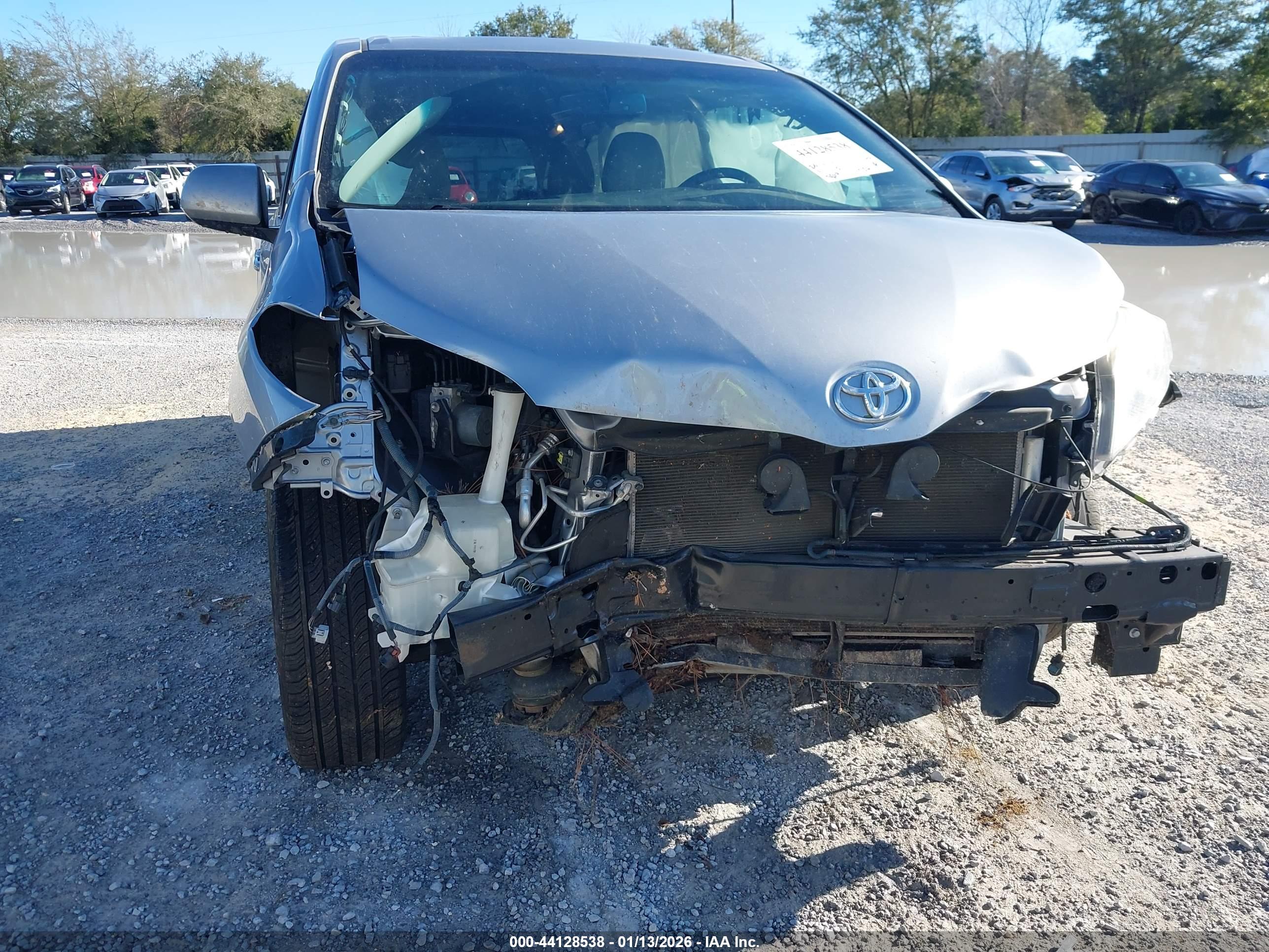TOYOTA SIENNA image 6