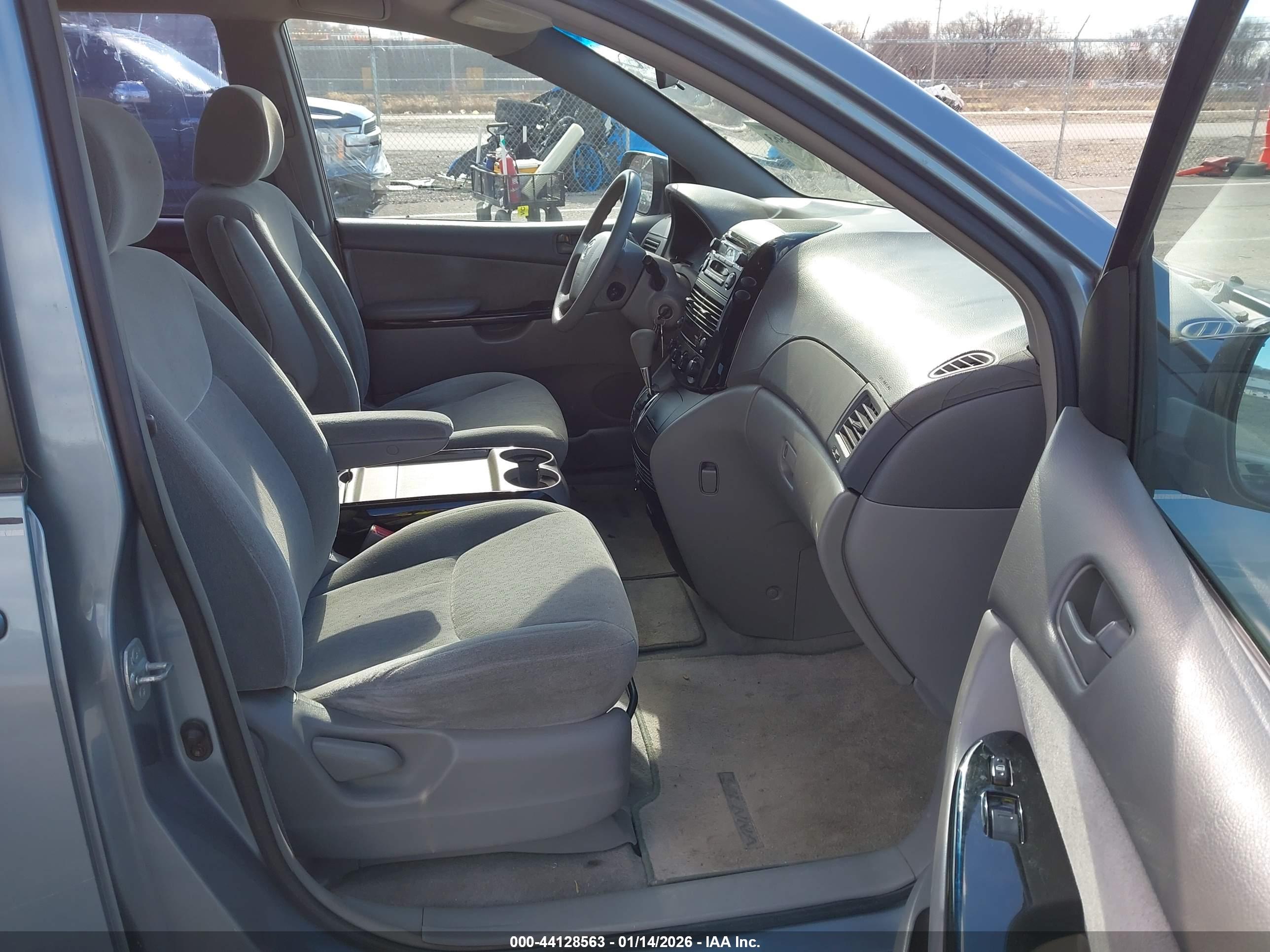 TOYOTA SIENNA image 5
