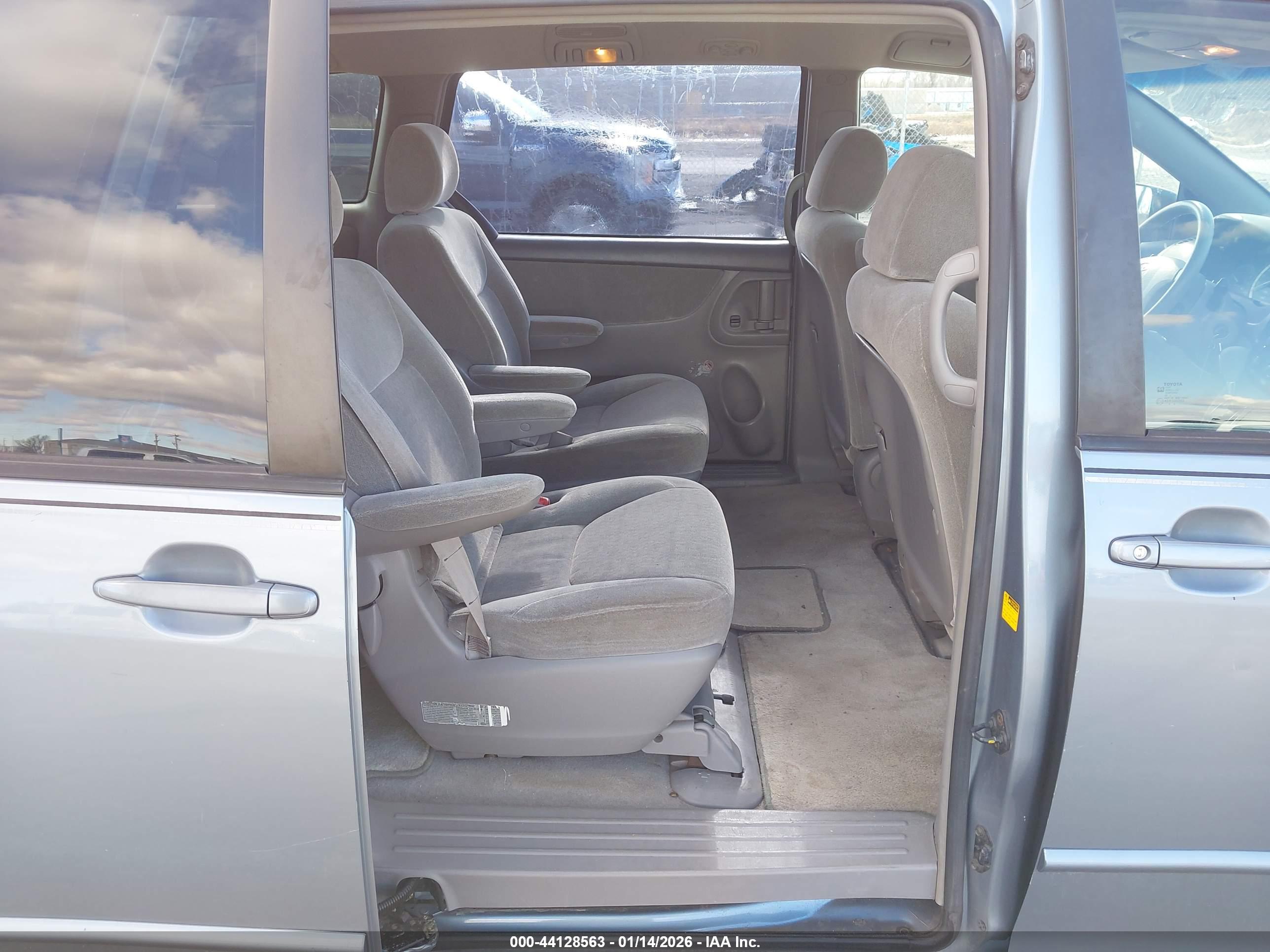 TOYOTA SIENNA image 8