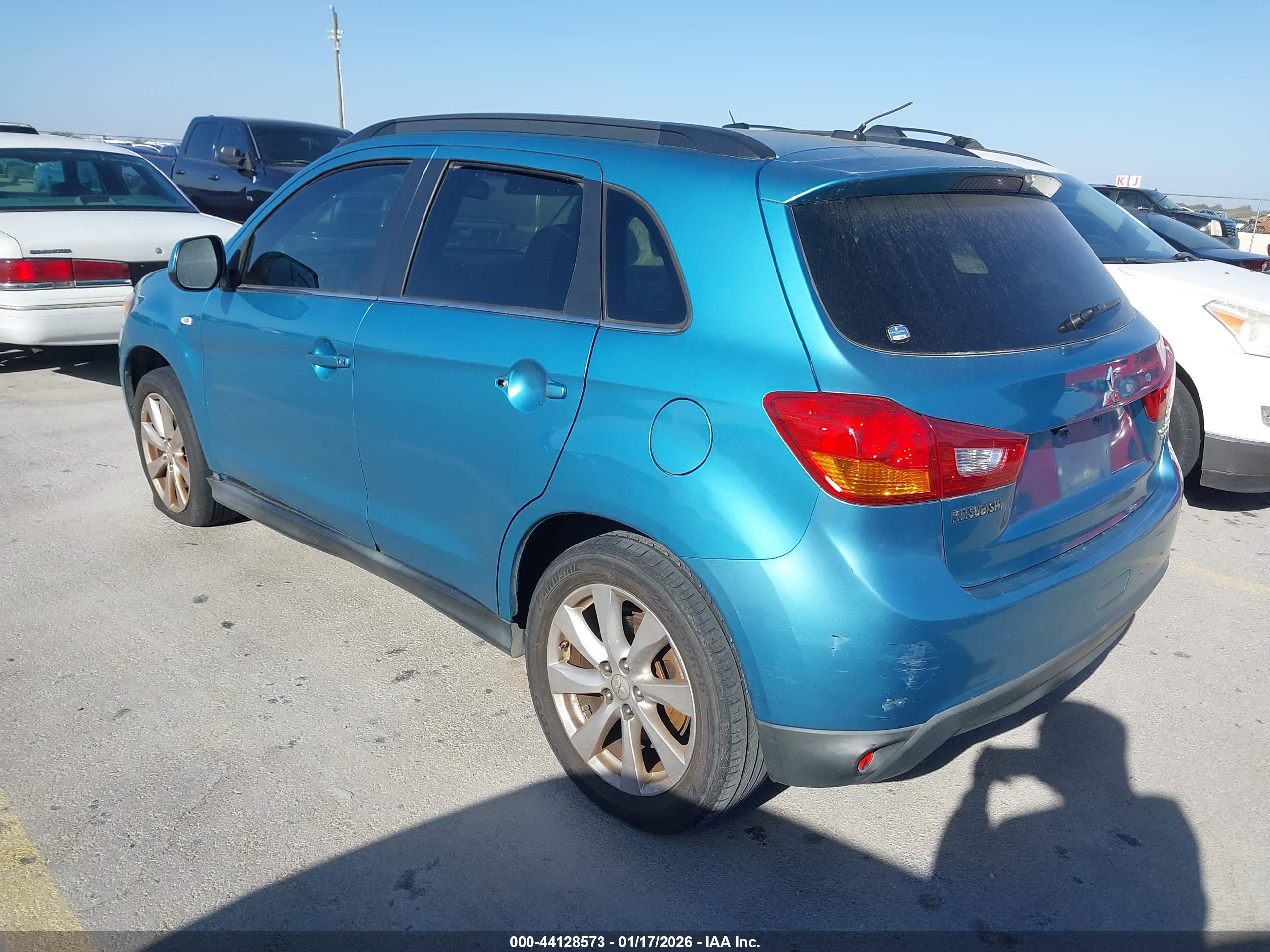 MITSUBISHI OUTLANDER image 3