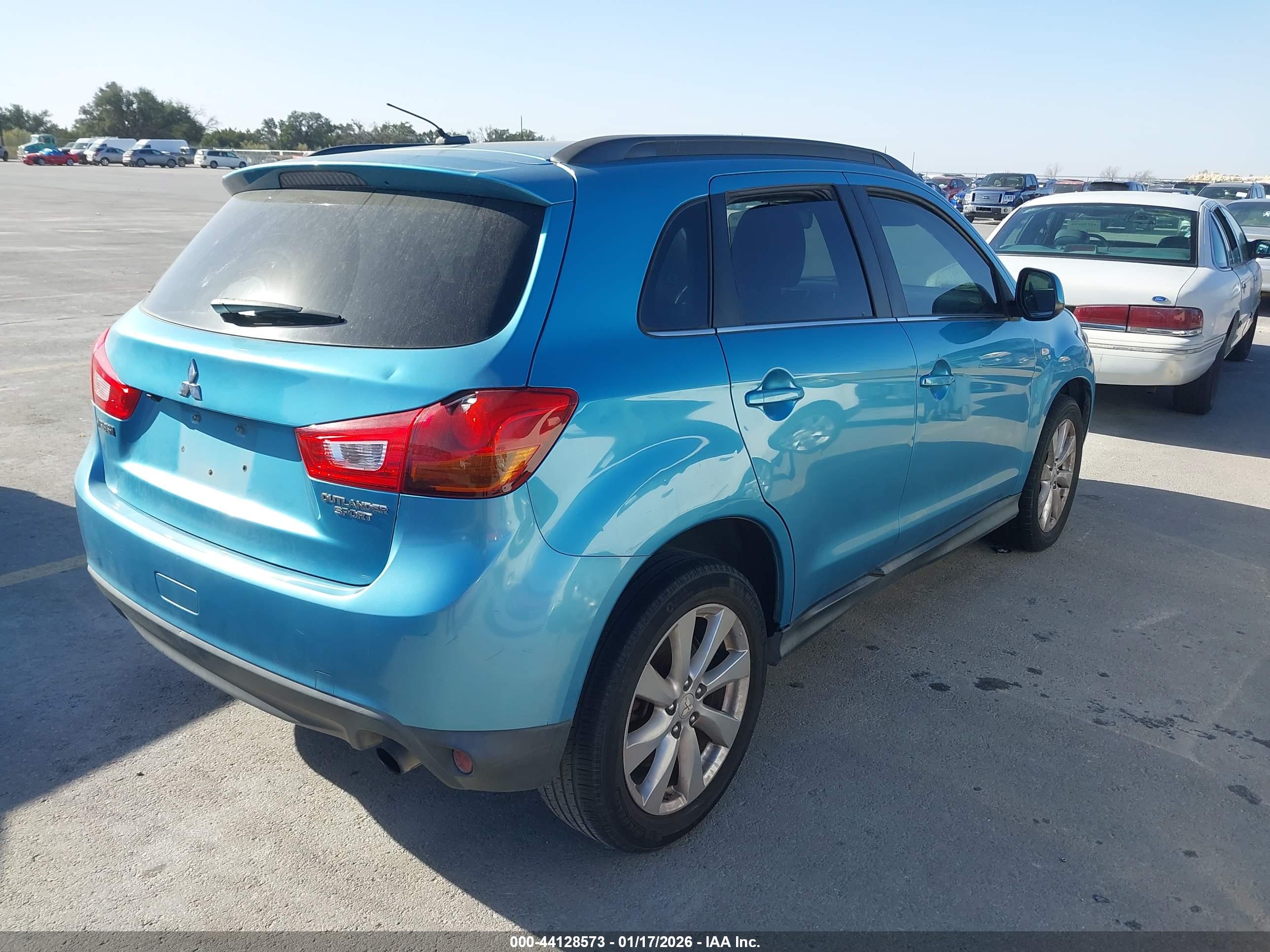 MITSUBISHI OUTLANDER image 4