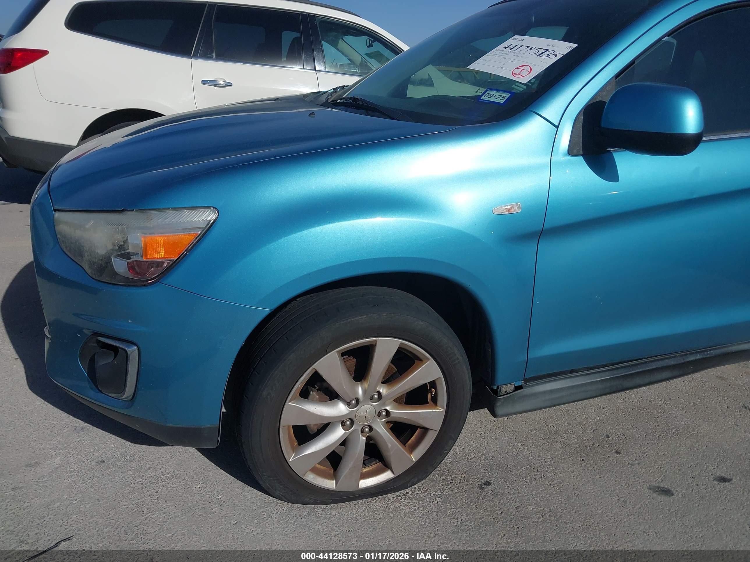 MITSUBISHI OUTLANDER image 6