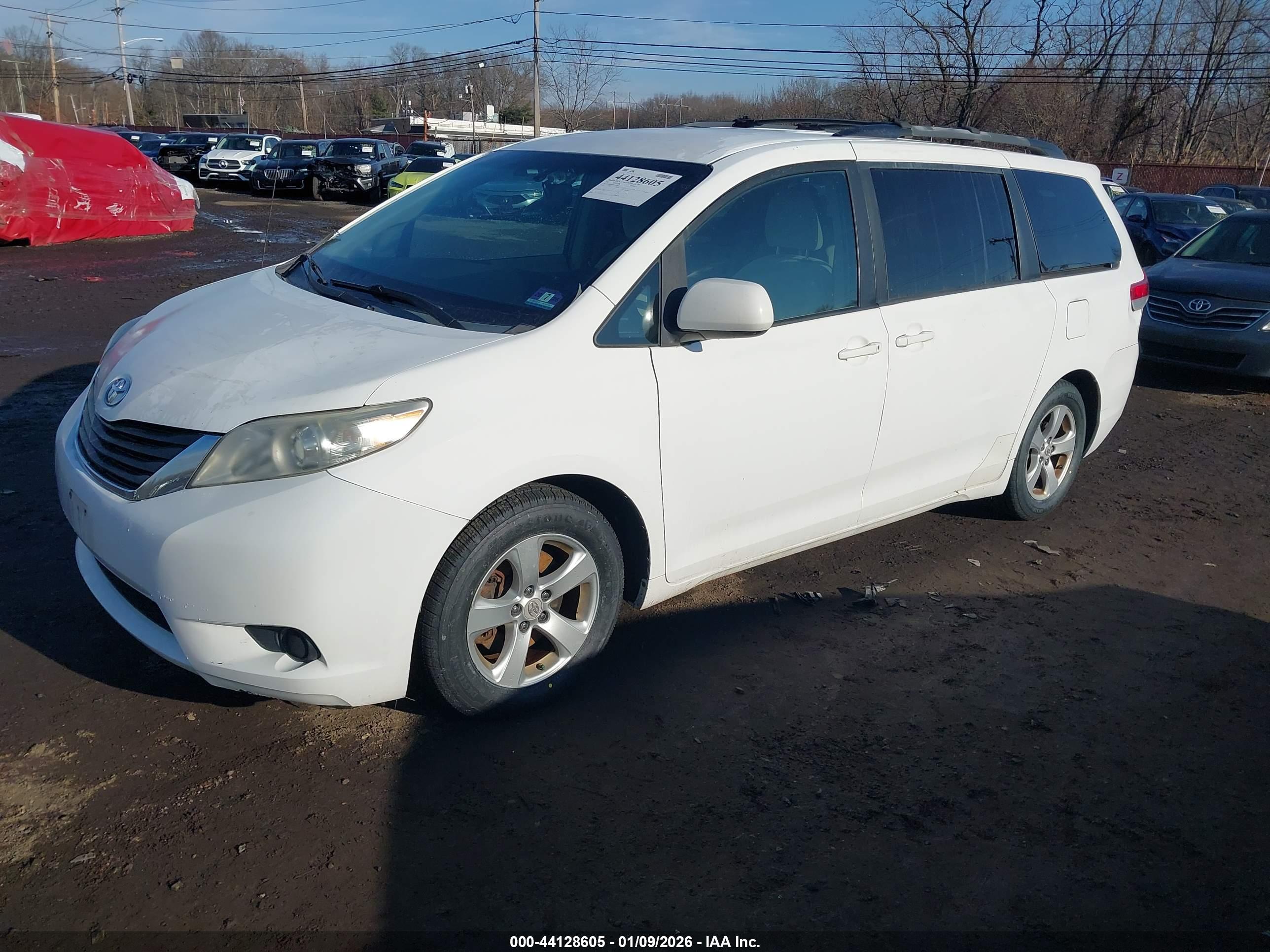 TOYOTA SIENNA image 2