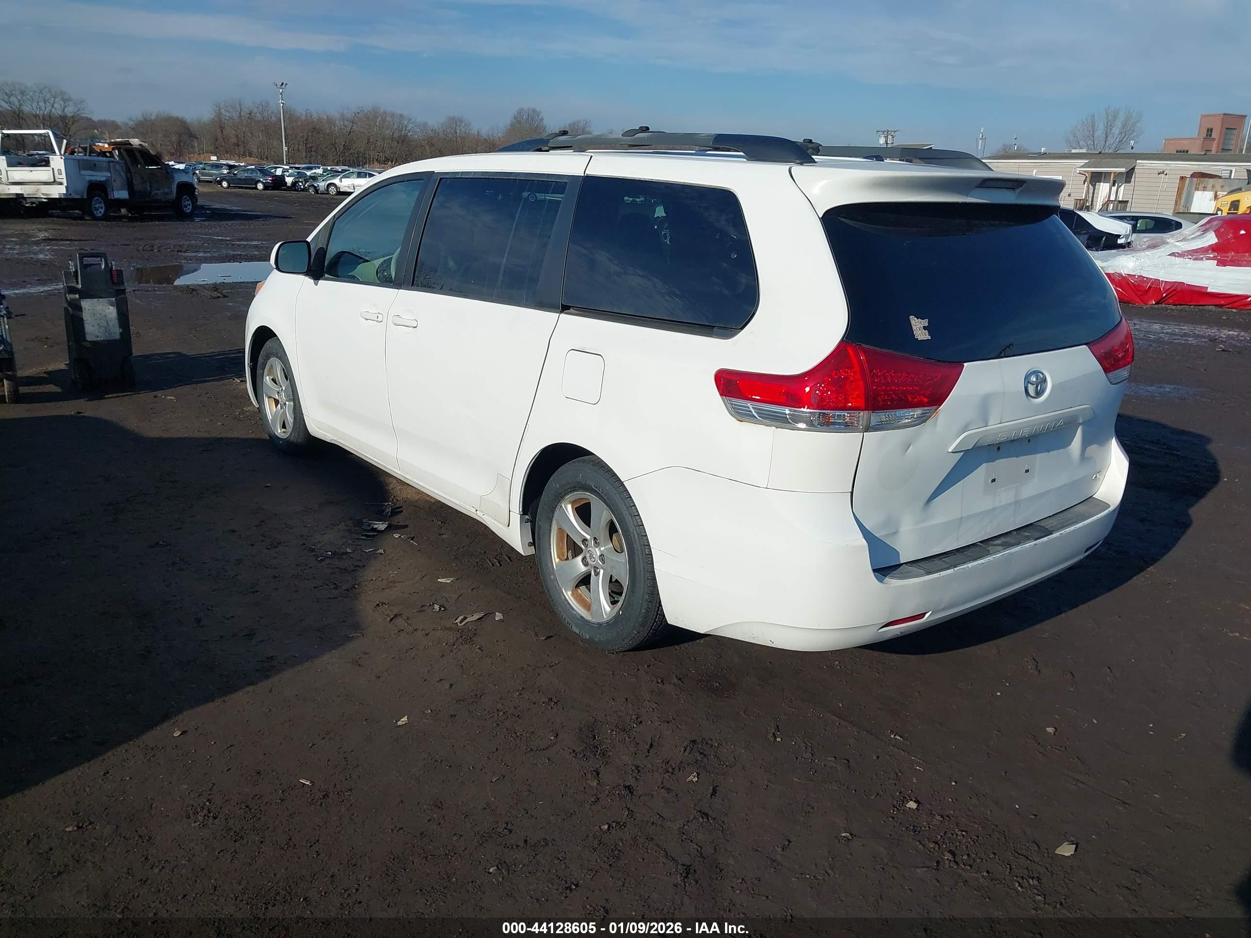 TOYOTA SIENNA image 3