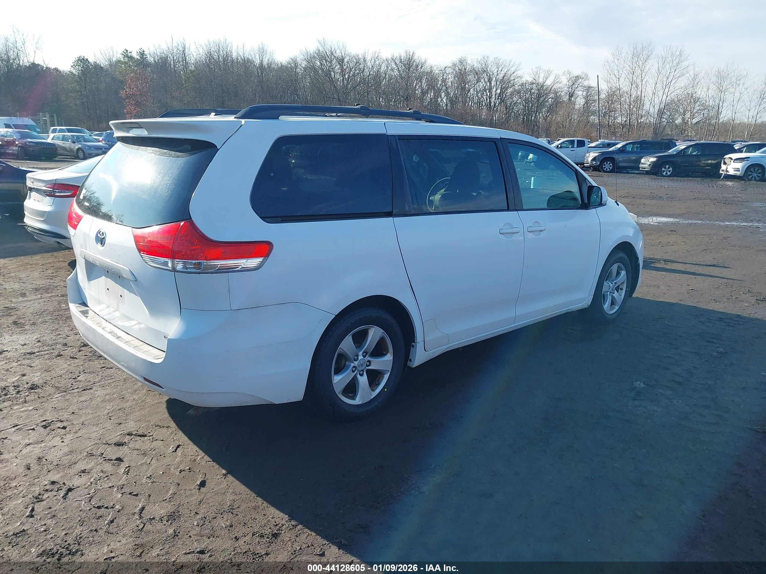 TOYOTA SIENNA image 4