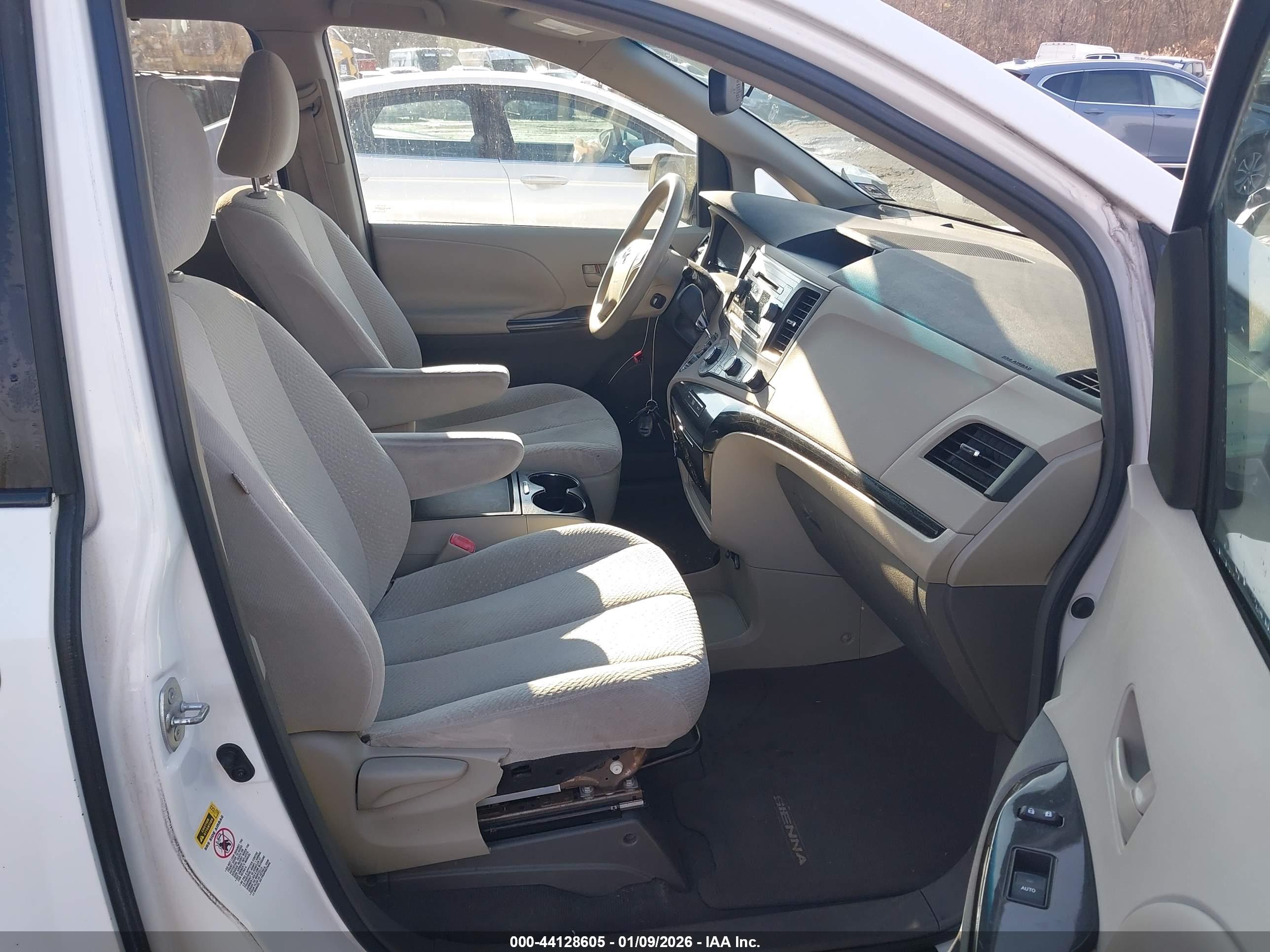 TOYOTA SIENNA image 5