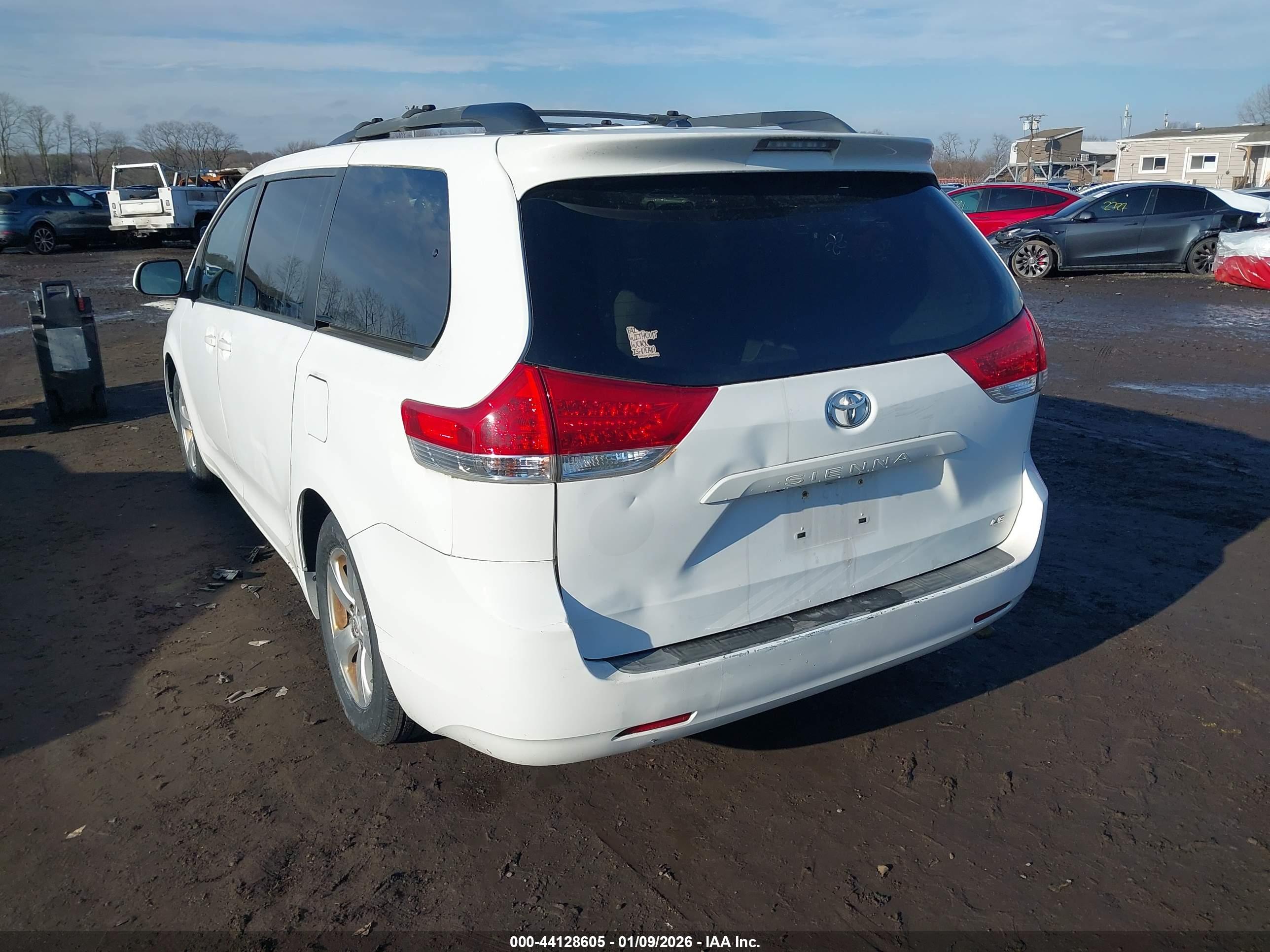 TOYOTA SIENNA image 6