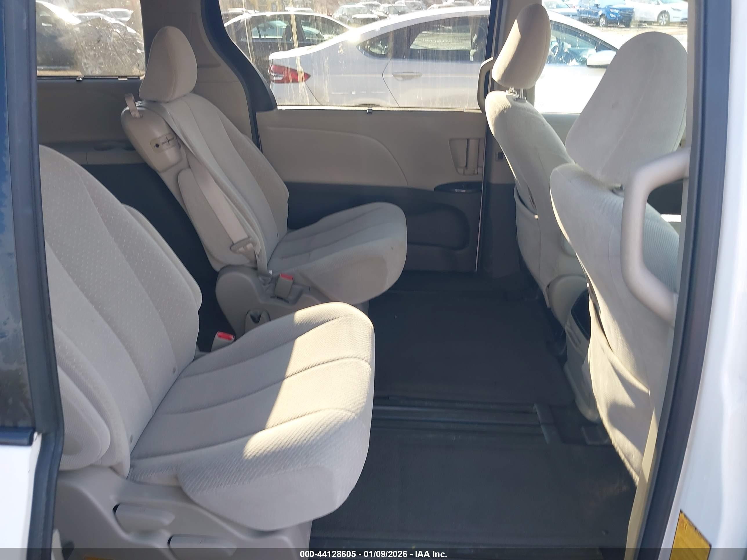 TOYOTA SIENNA image 8
