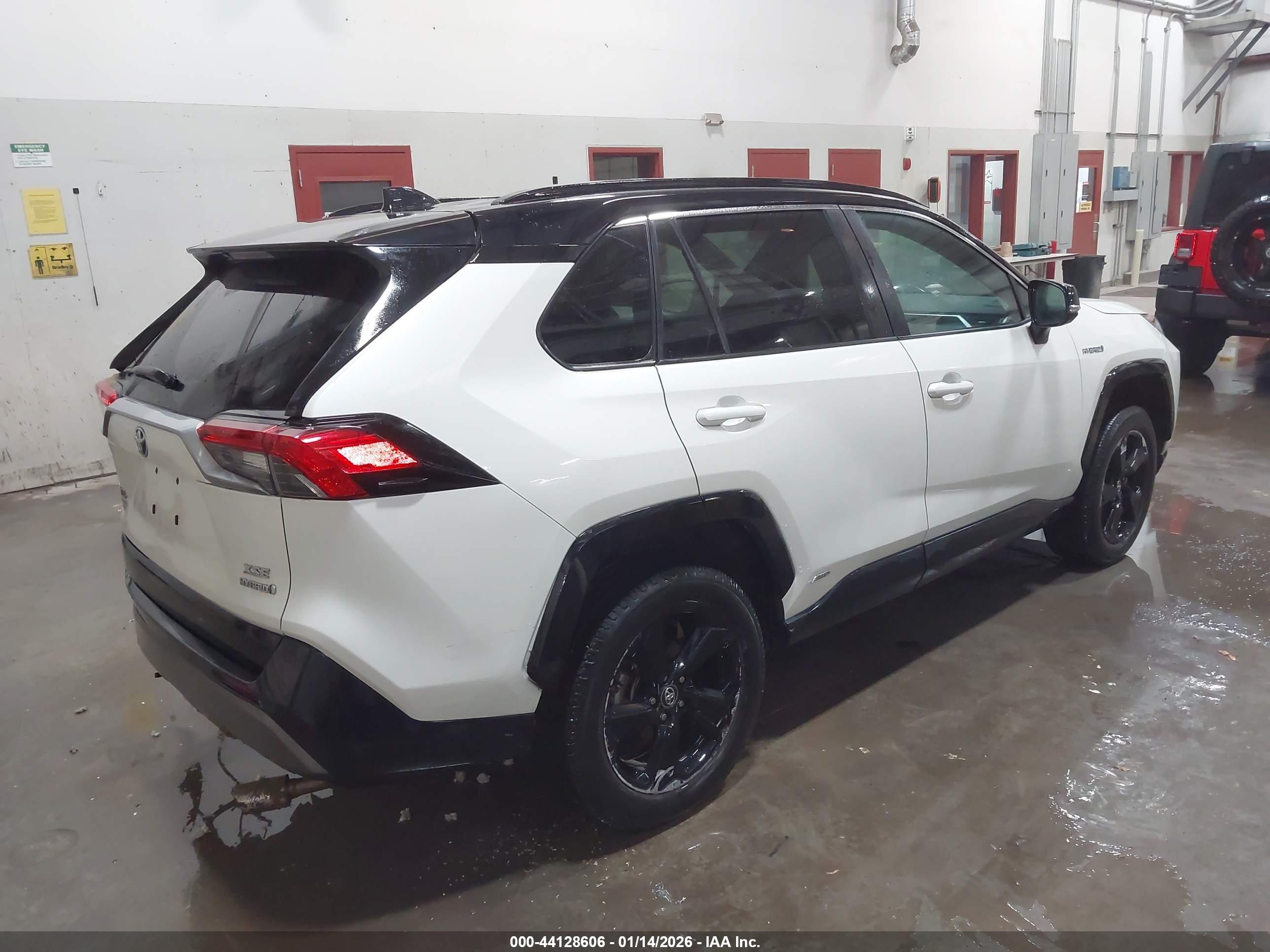TOYOTA RAV4 image 4