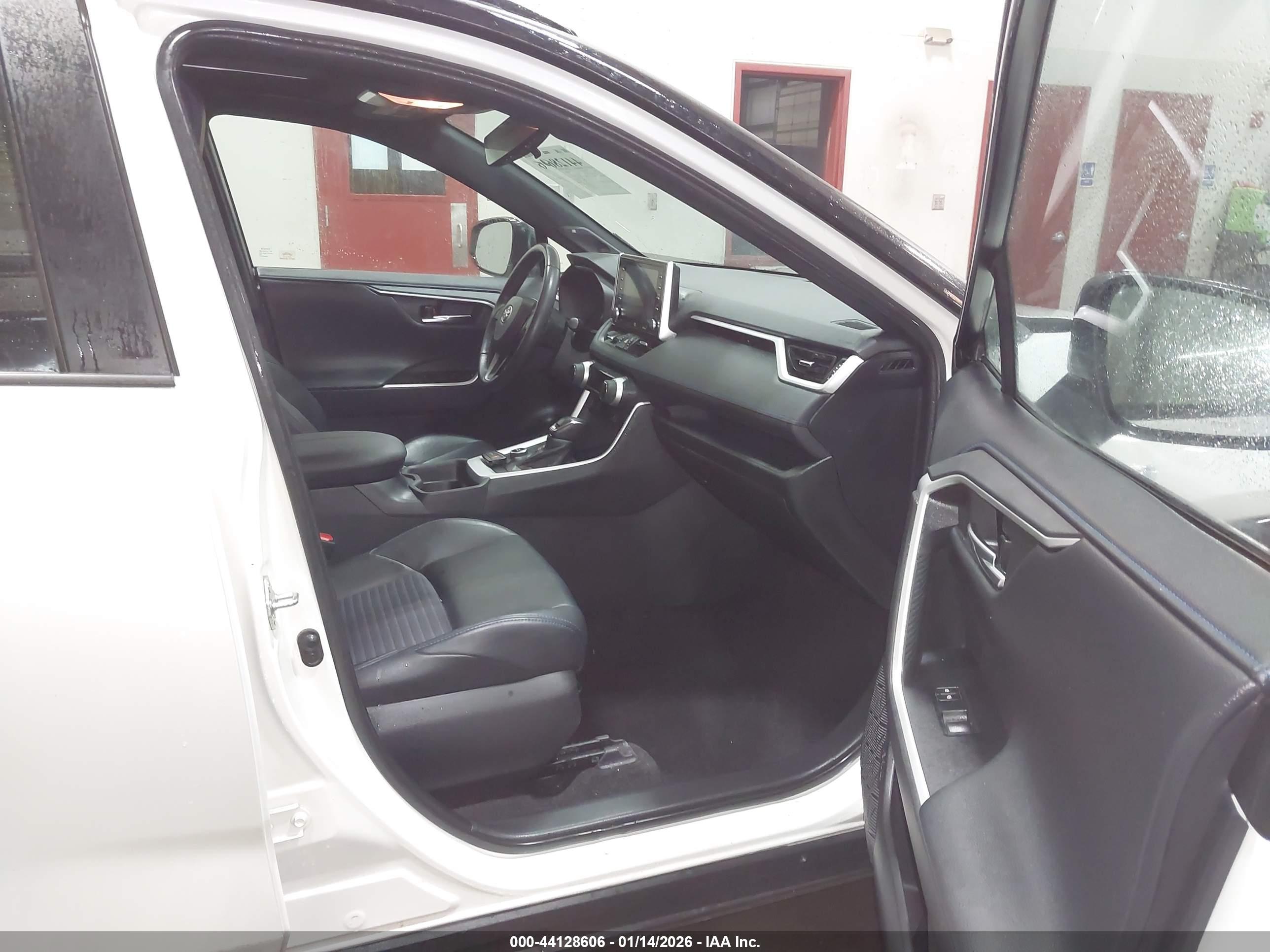 TOYOTA RAV4 image 5