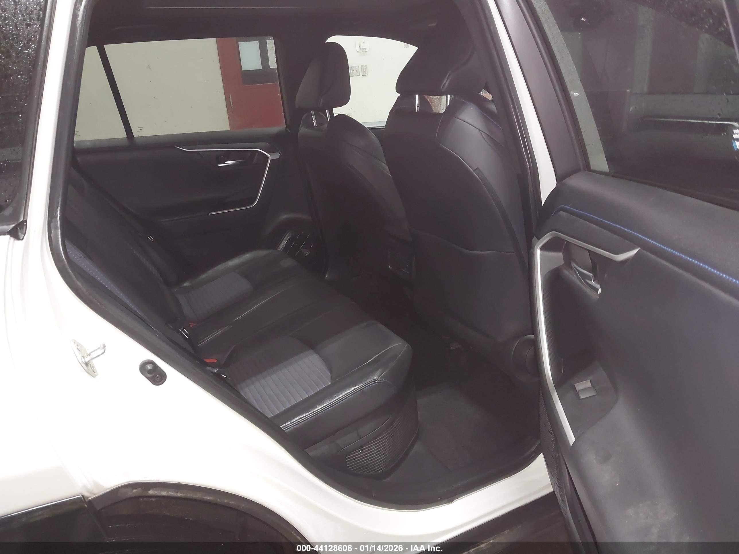 TOYOTA RAV4 image 8