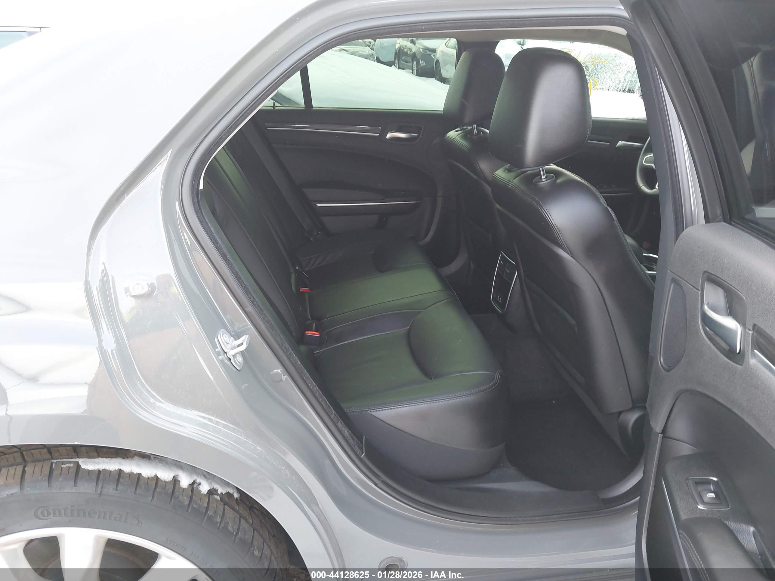 CHRYSLER 300 image 8