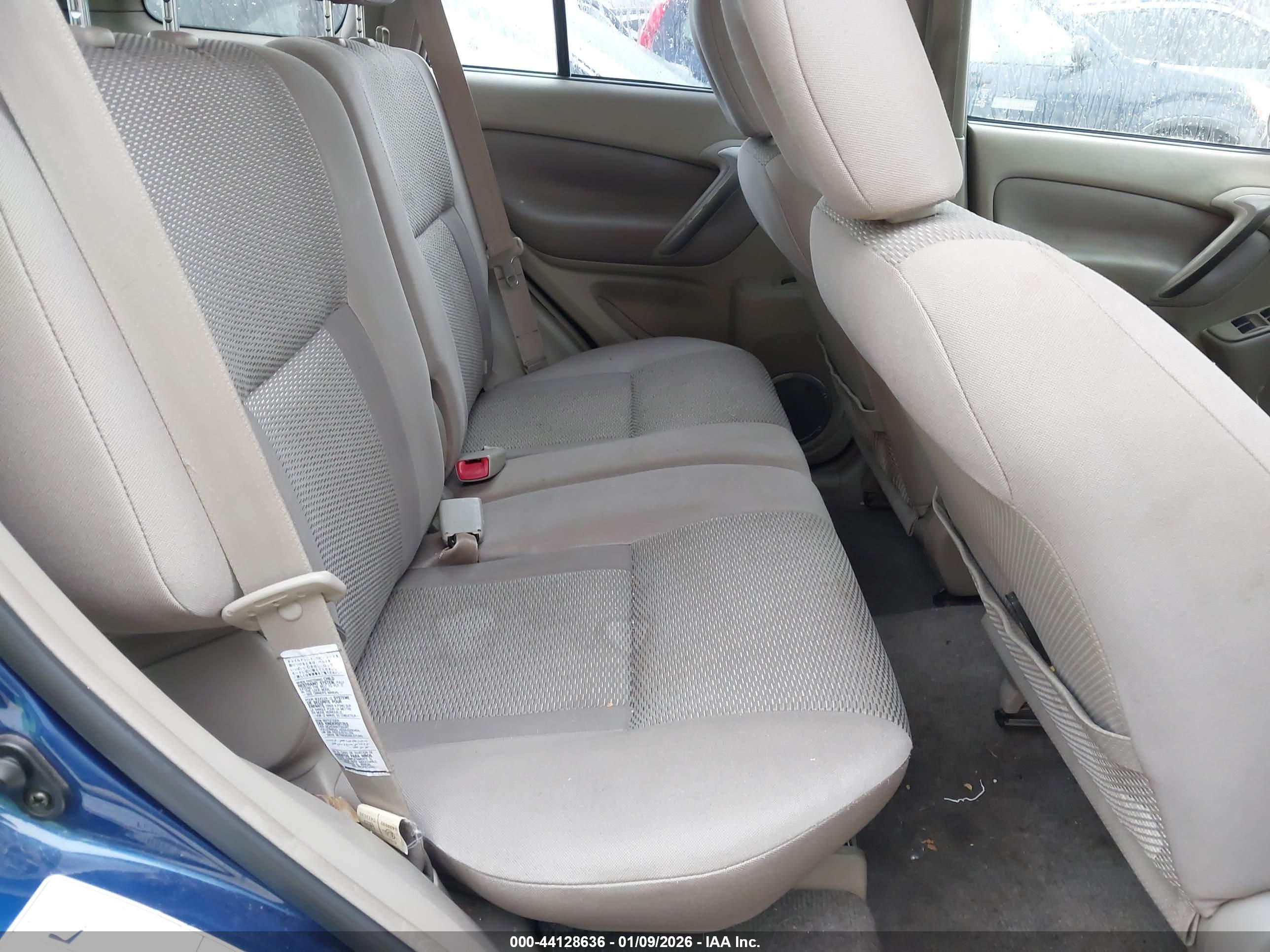 TOYOTA RAV4 image 8