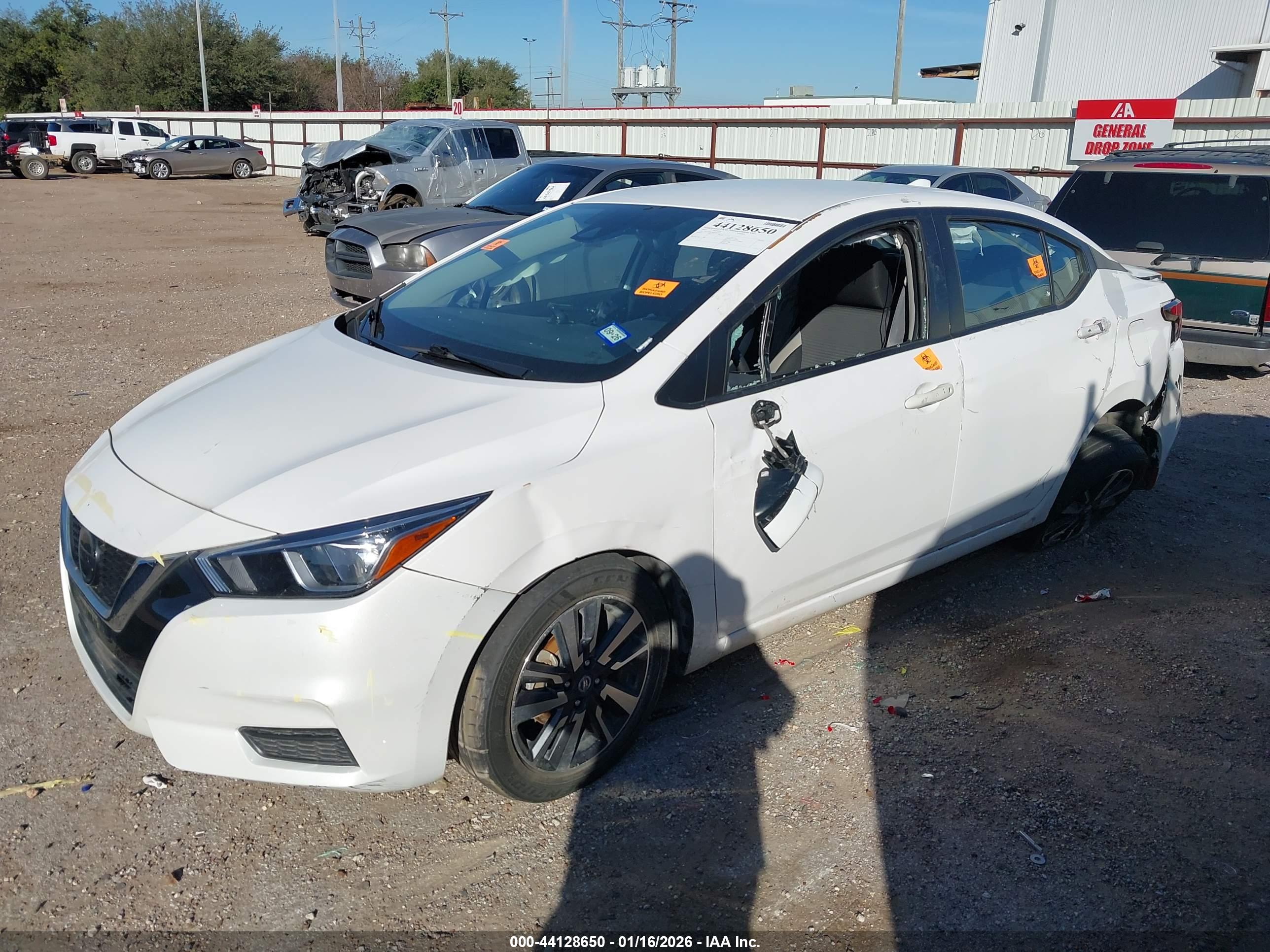 NISSAN VERSA image 2