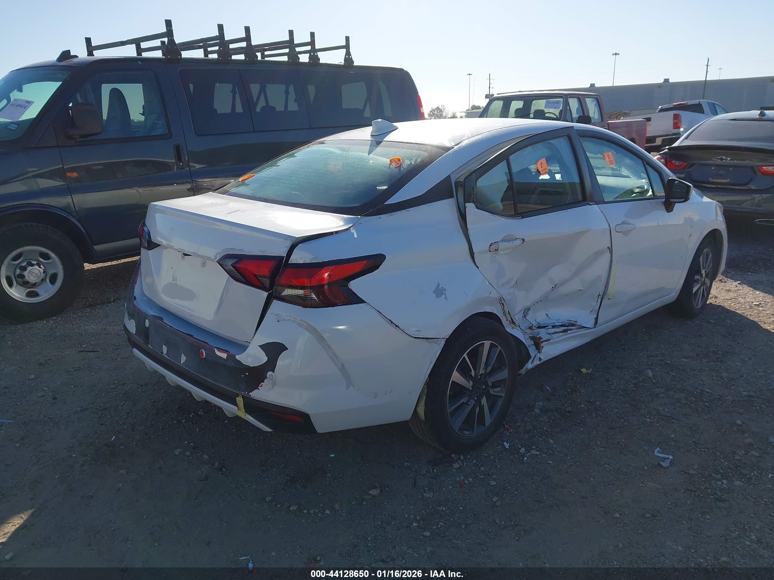 NISSAN VERSA image 6
