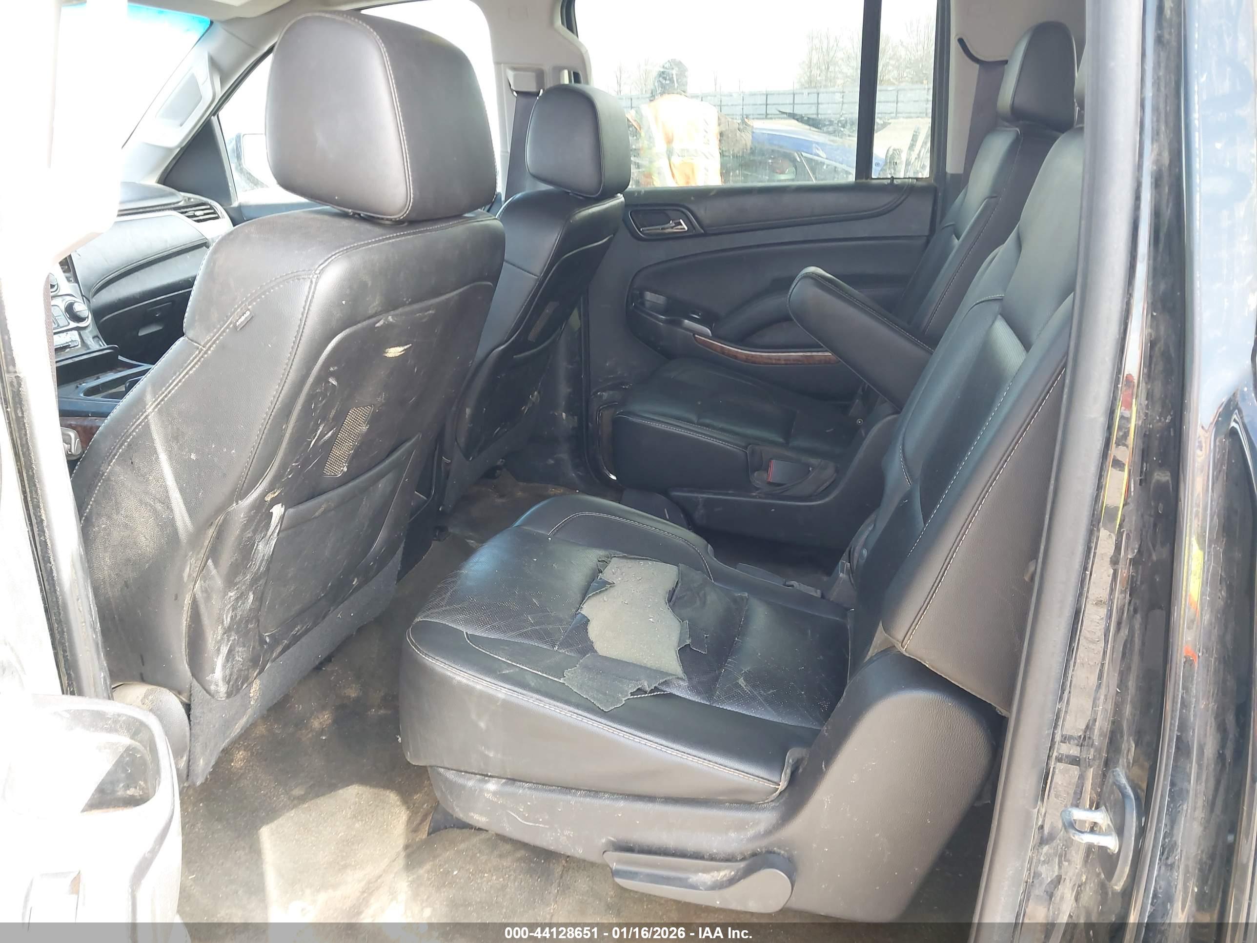 CHEVROLET SUBURBAN image 8