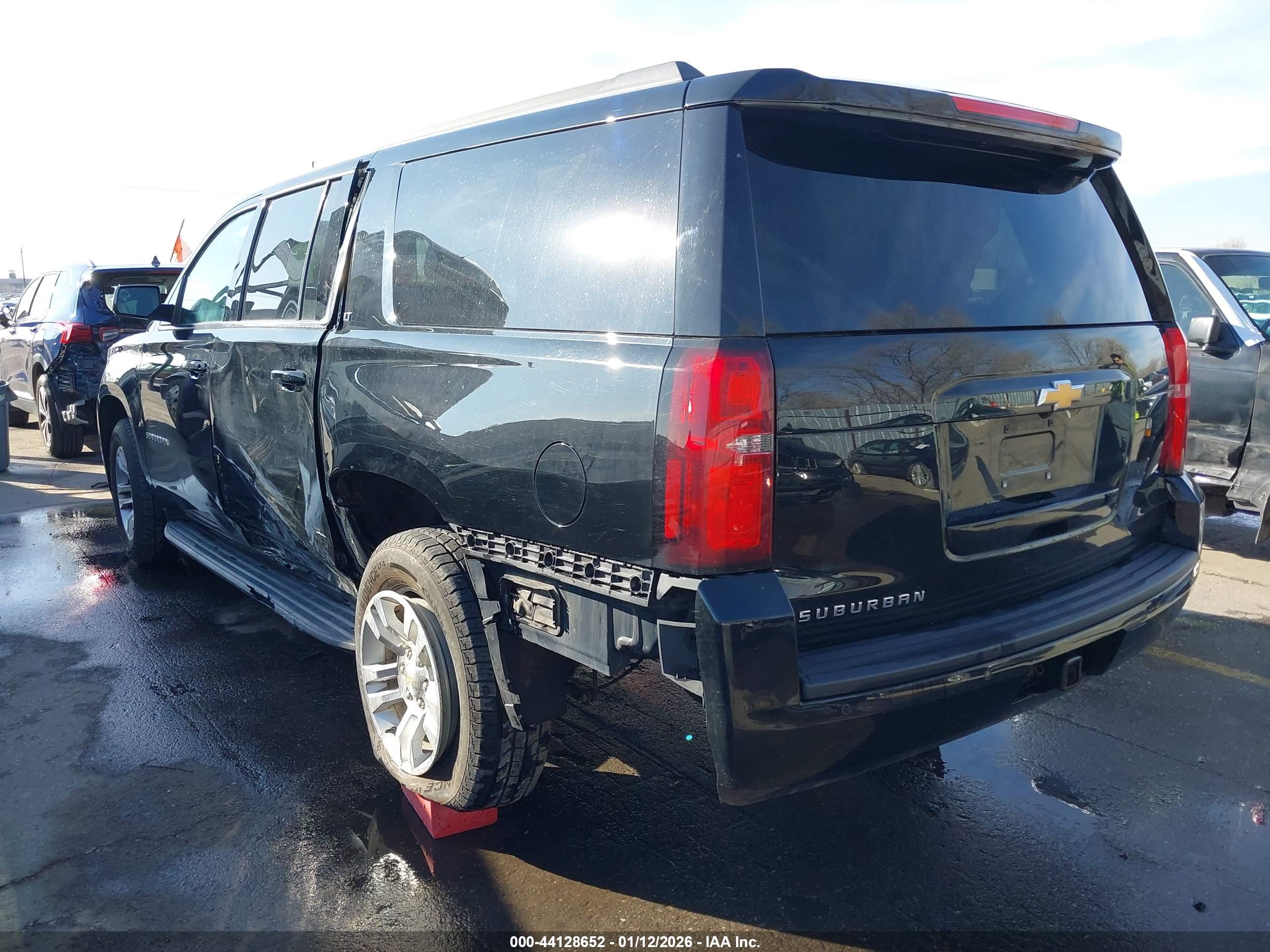 CHEVROLET SUBURBAN image 3