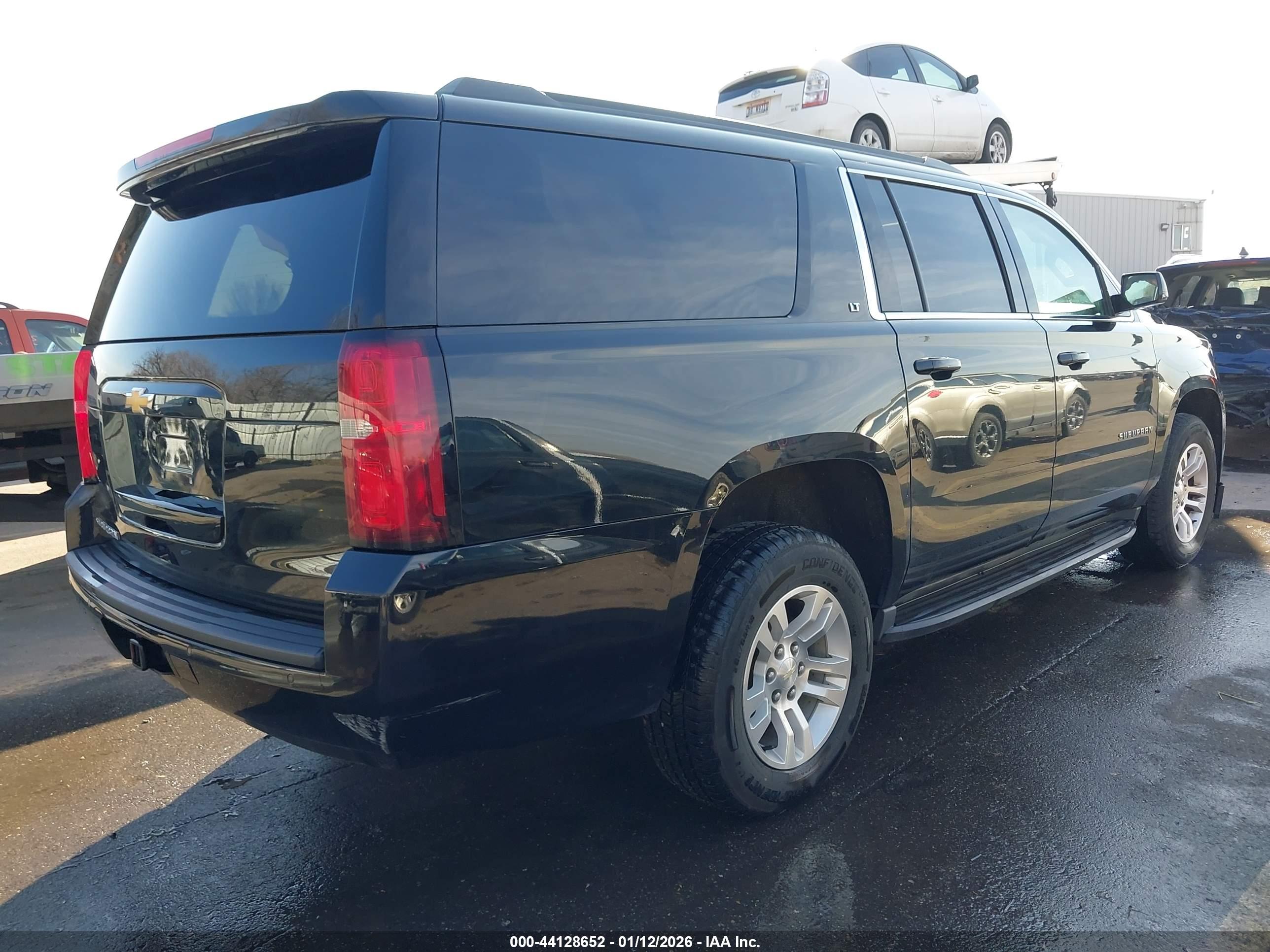 CHEVROLET SUBURBAN image 4