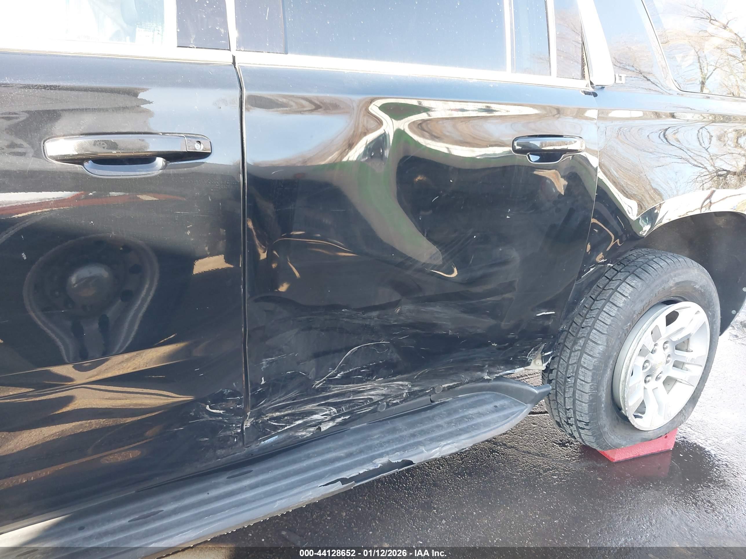 CHEVROLET SUBURBAN image 6