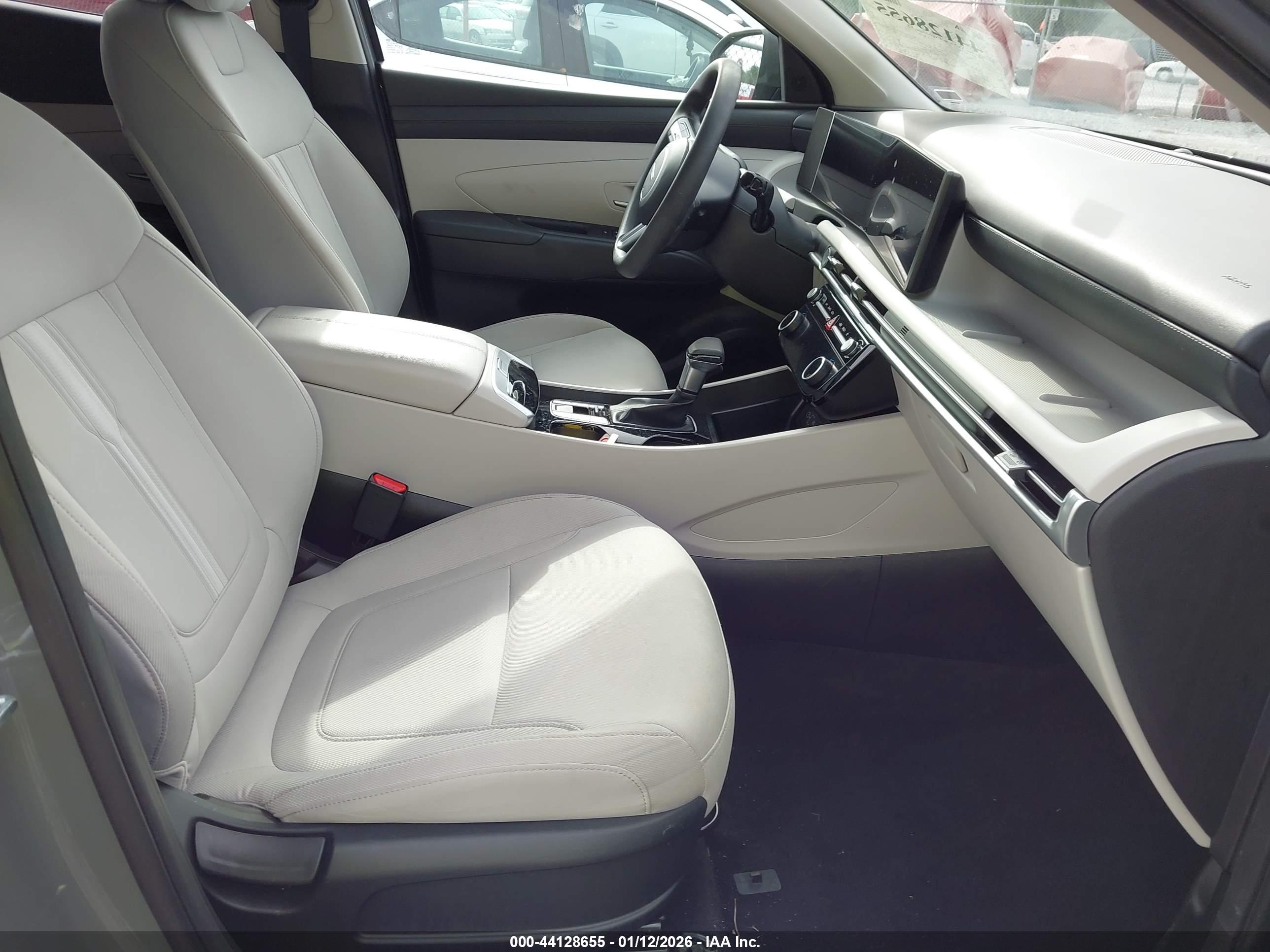 HYUNDAI TUCSON image 5