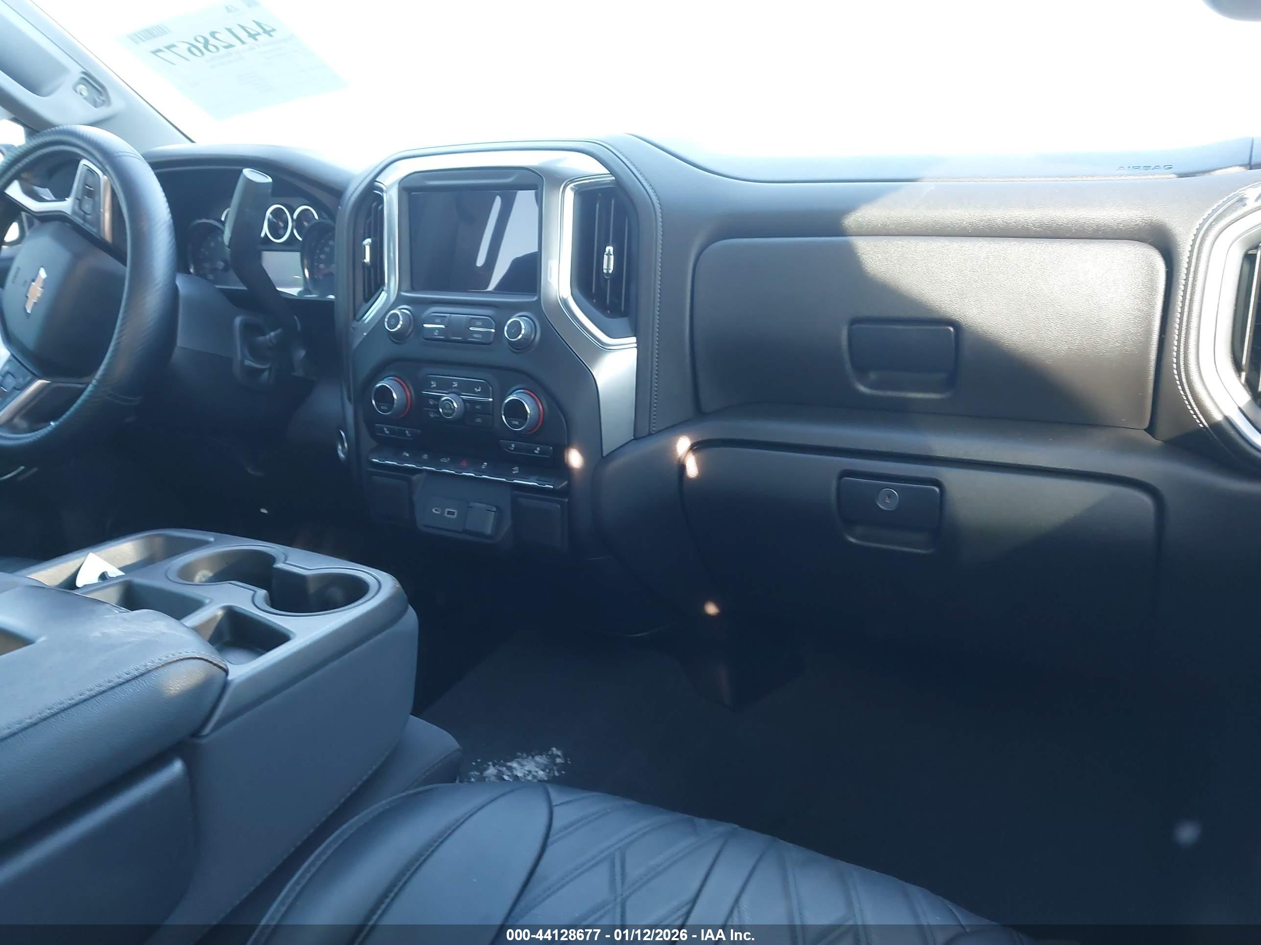 CHEVROLET SILVERADO image 5