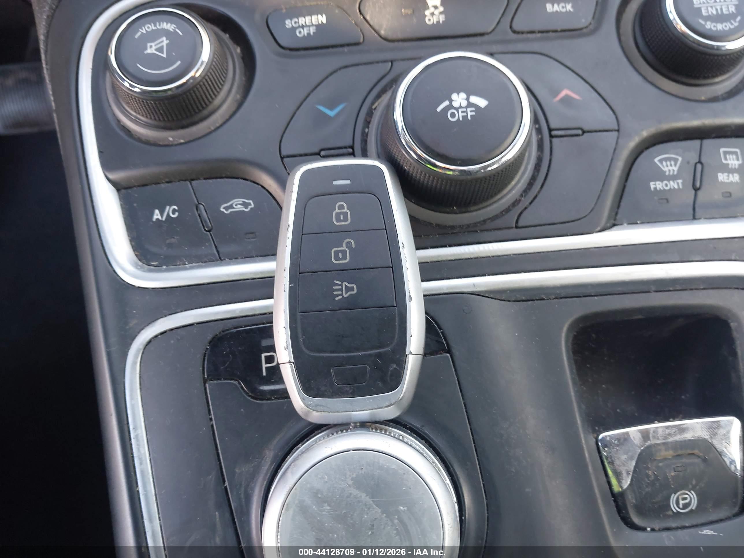 CHRYSLER 200 image 11