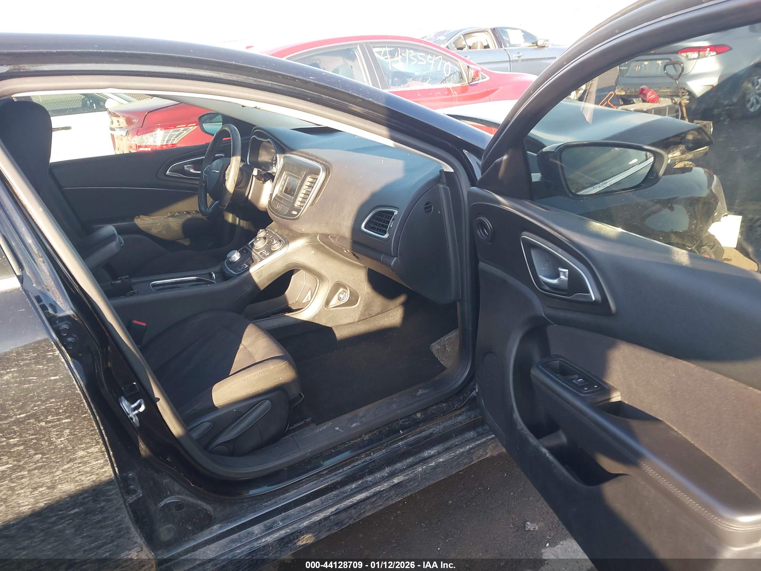 CHRYSLER 200 image 5