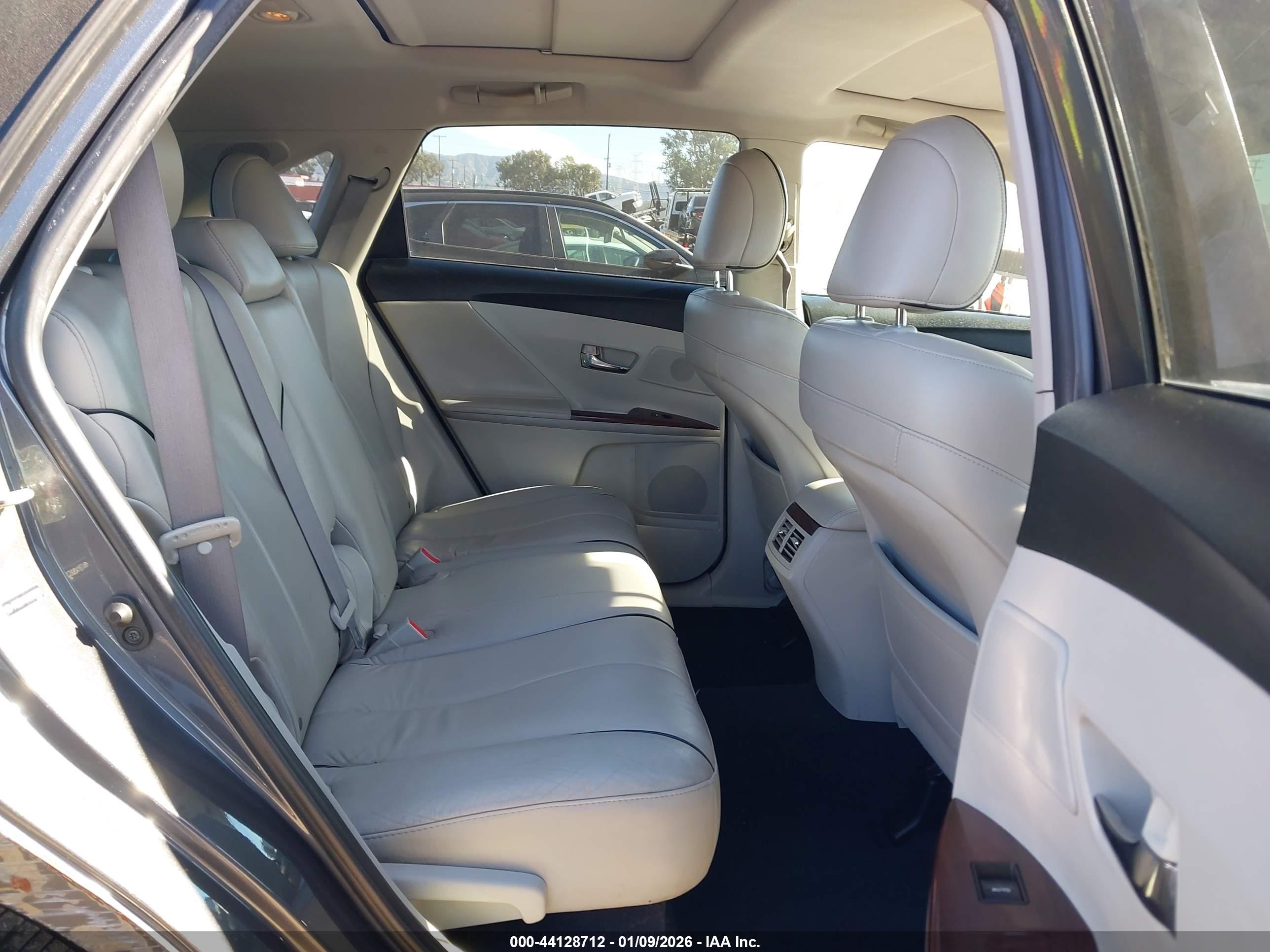 TOYOTA VENZA image 8