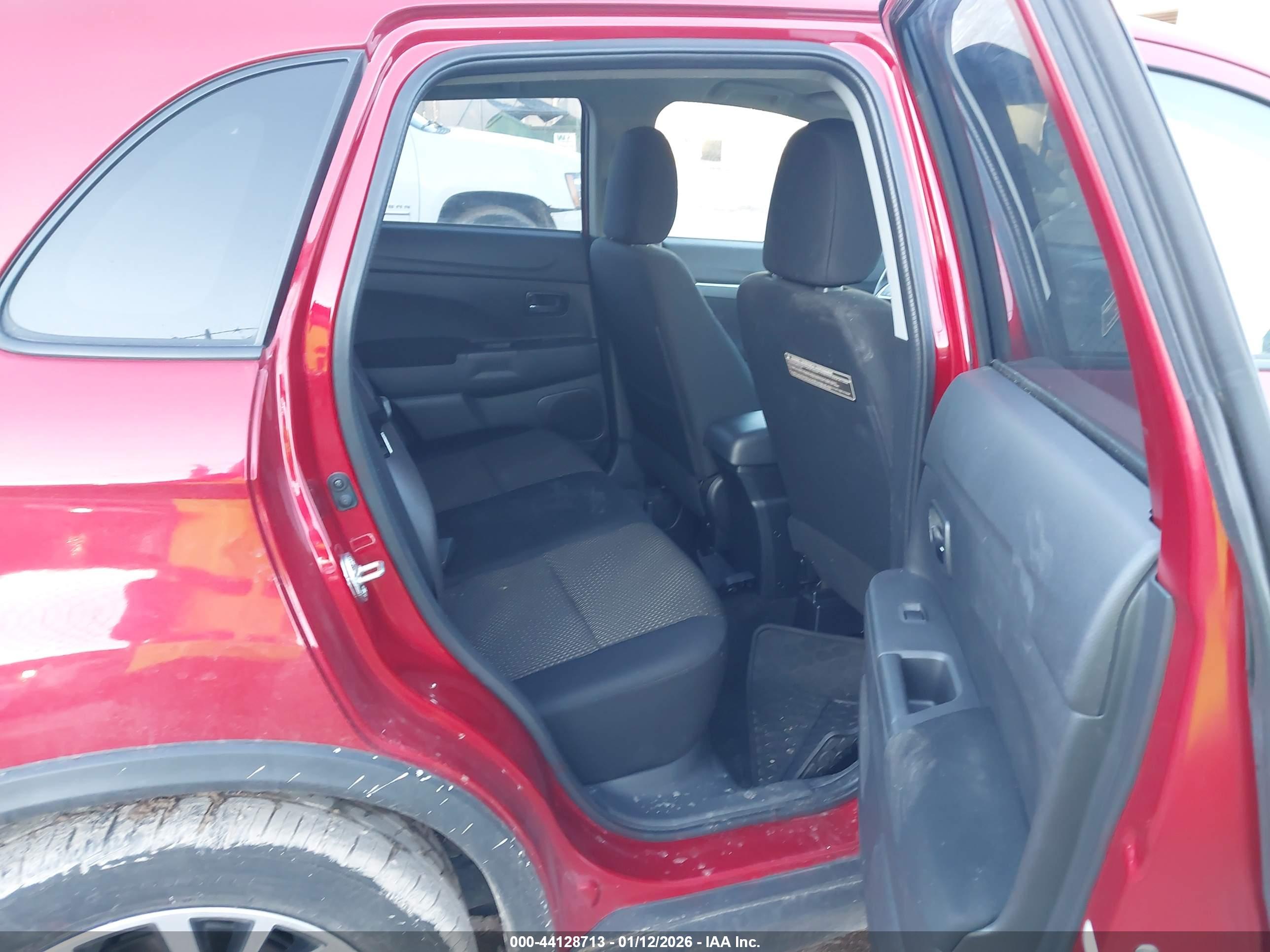 MITSUBISHI OUTLANDER image 8