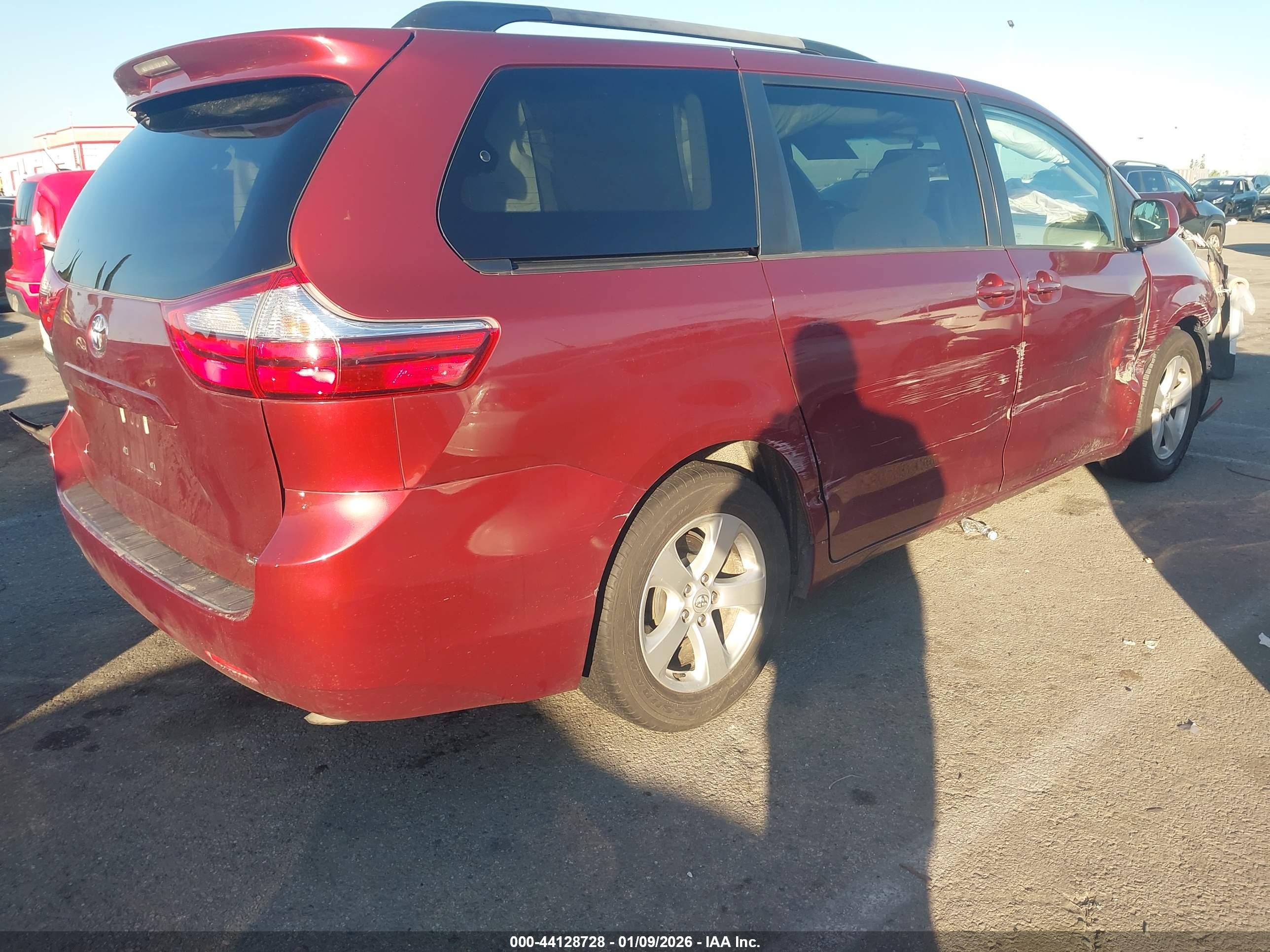 TOYOTA SIENNA image 4