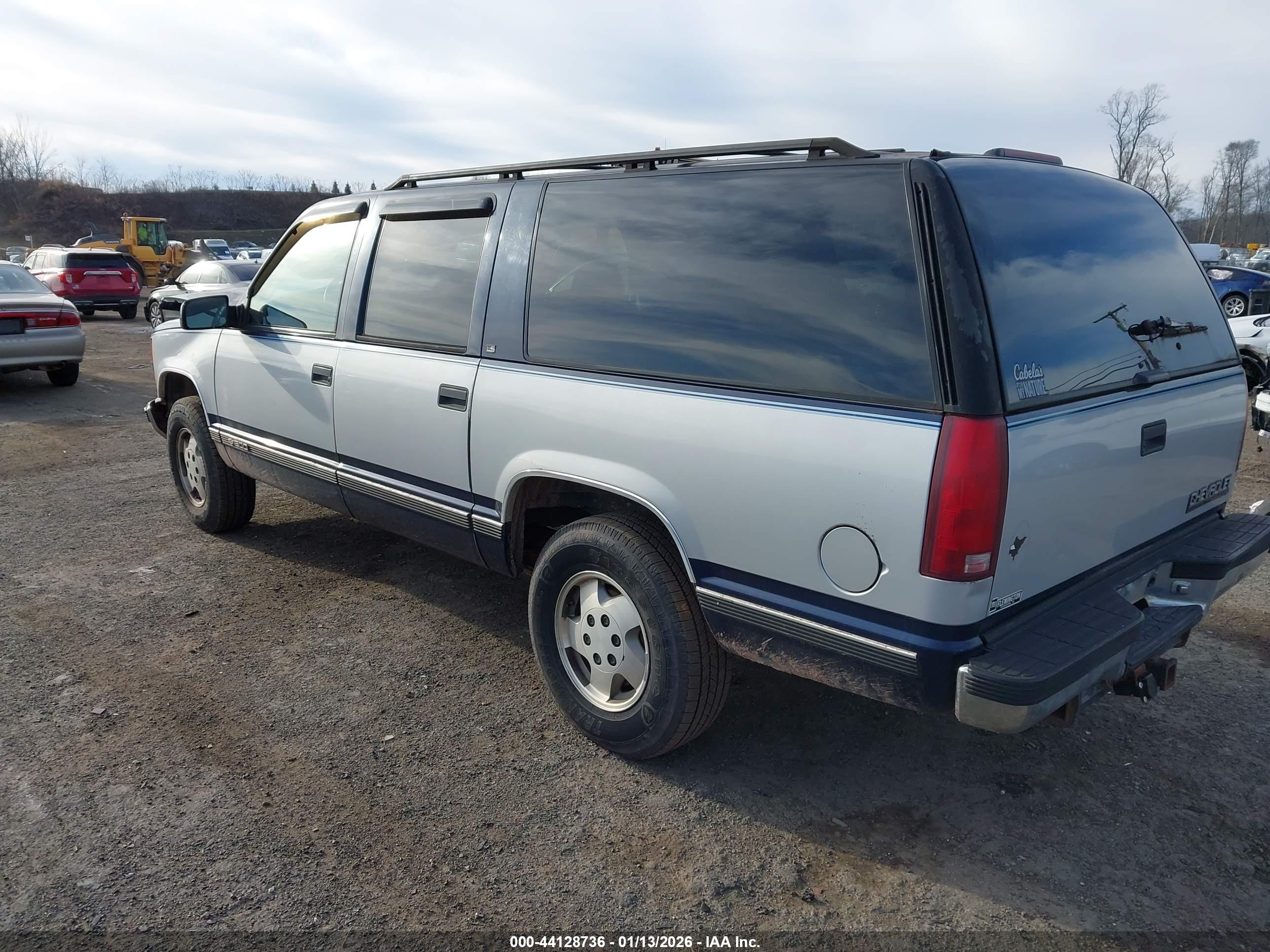 CHEVROLET SUBURBAN image 3