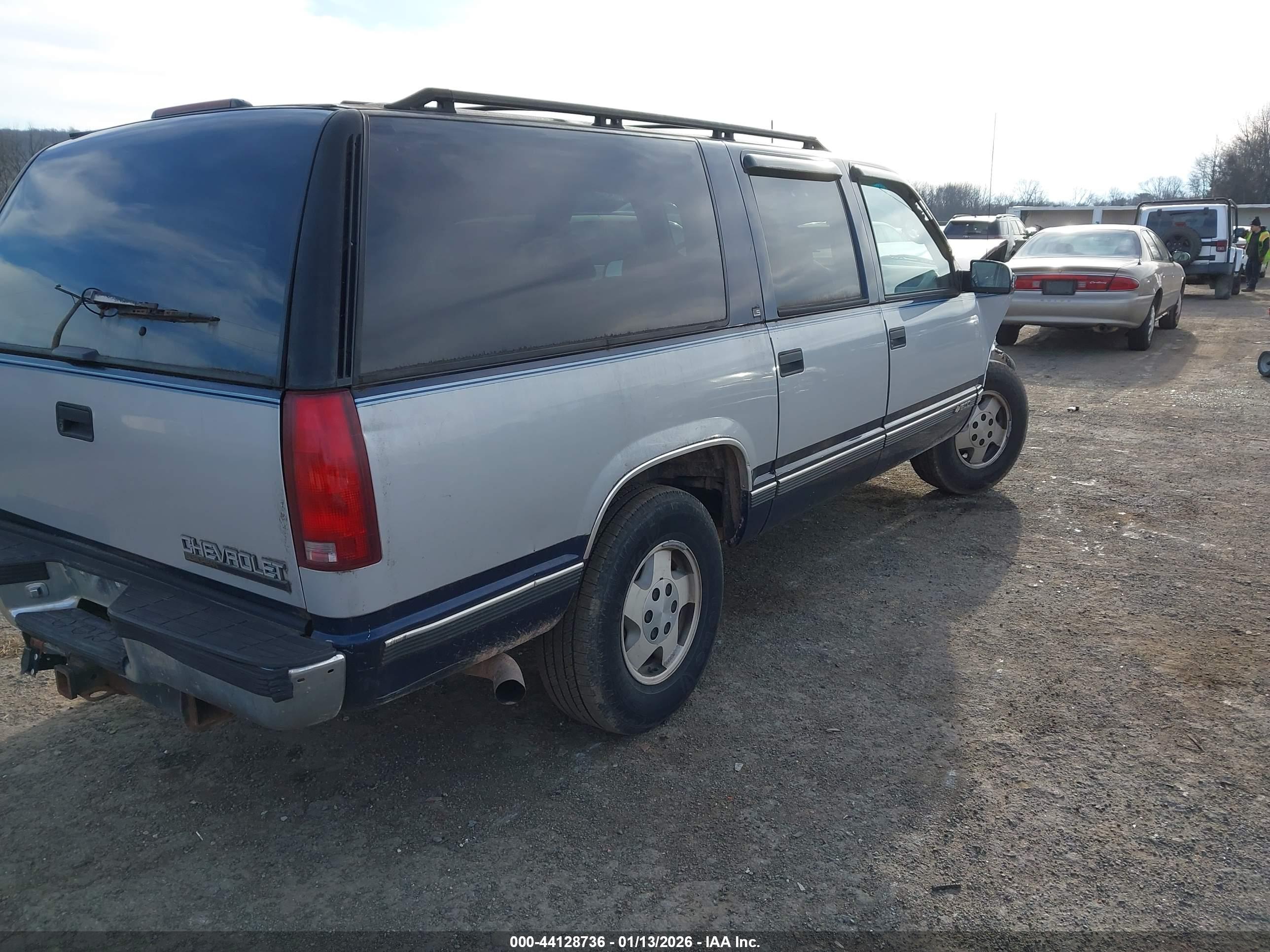 CHEVROLET SUBURBAN image 4