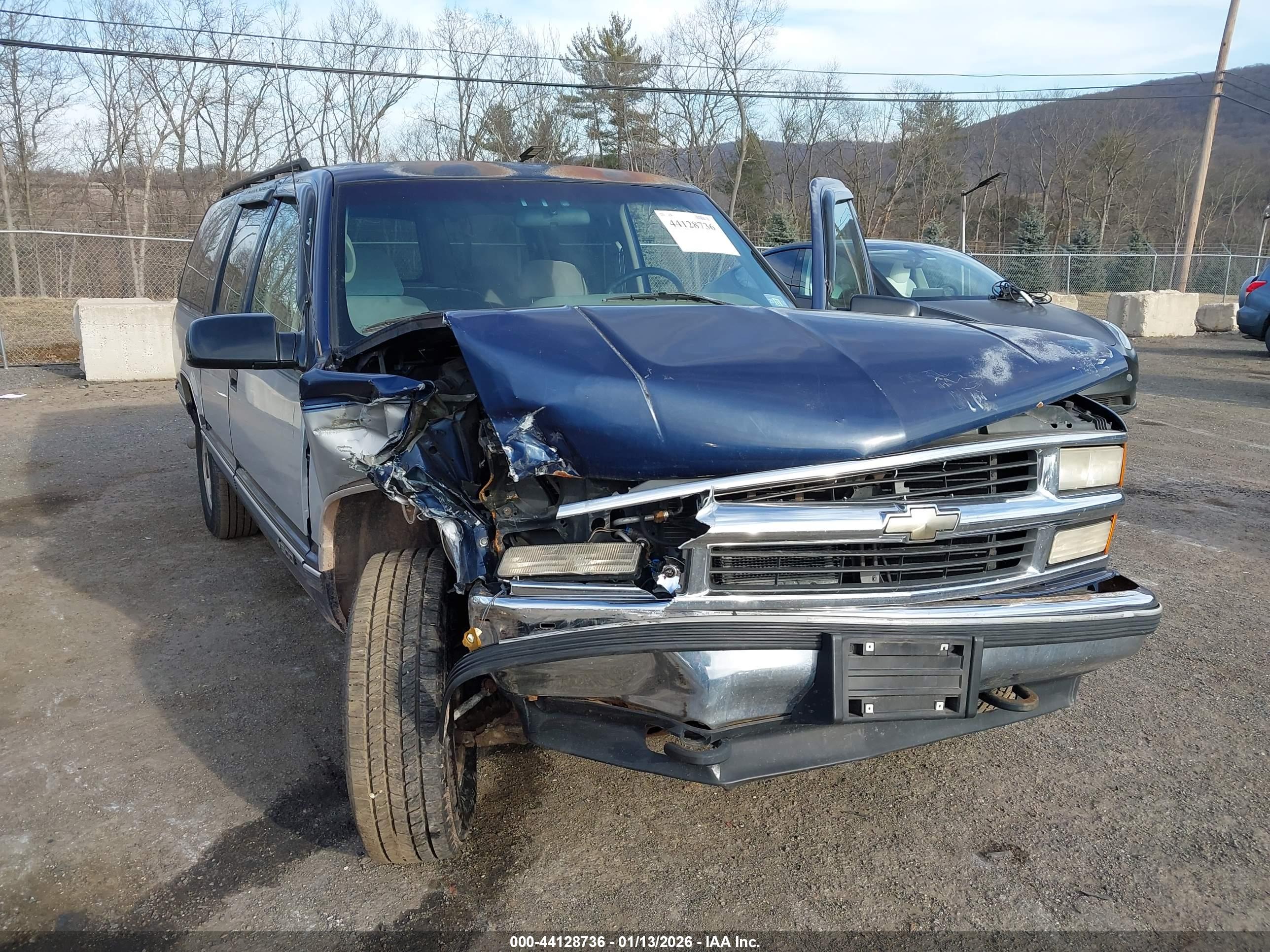 CHEVROLET SUBURBAN image 6