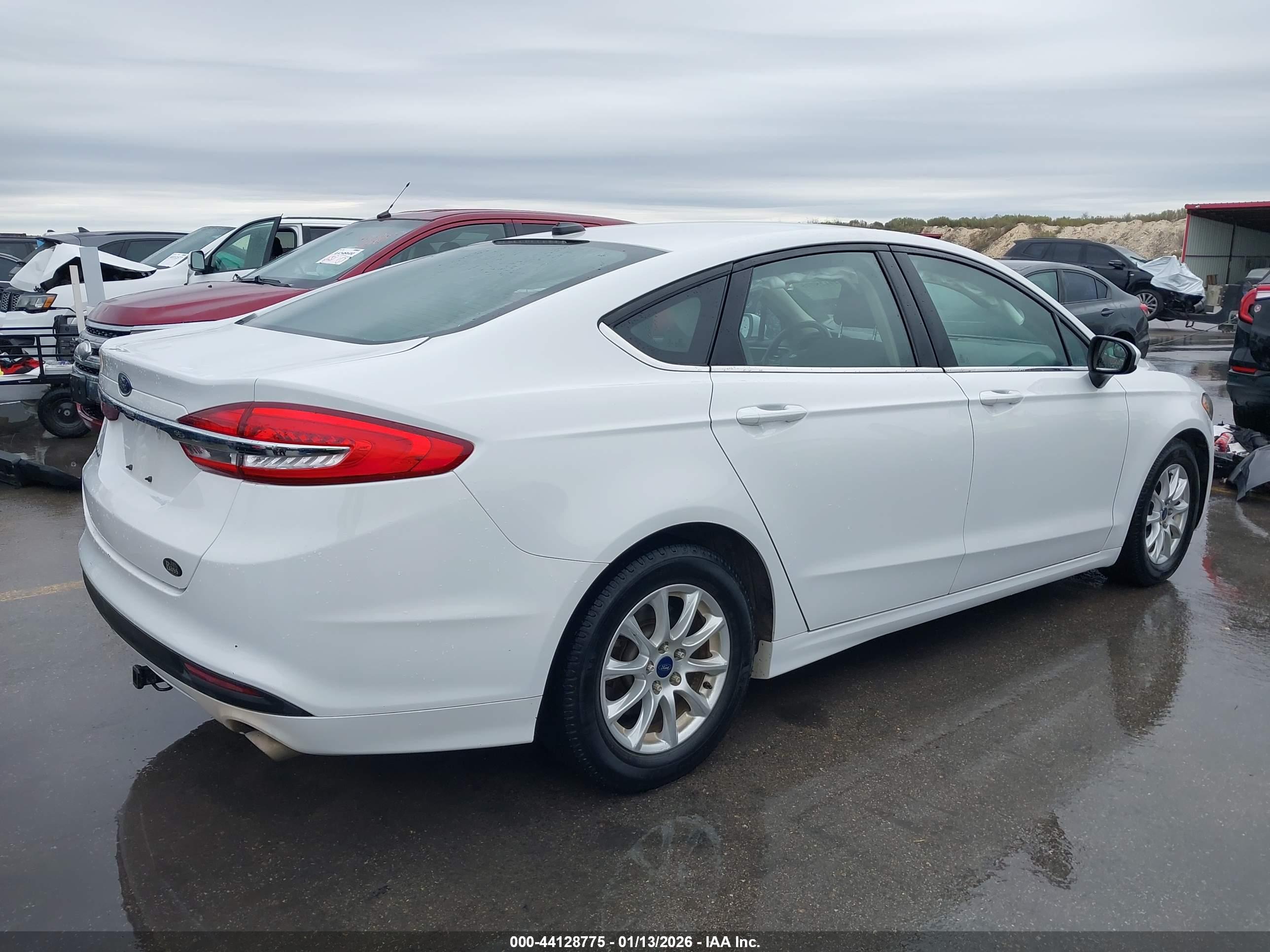 FORD FUSION image 4