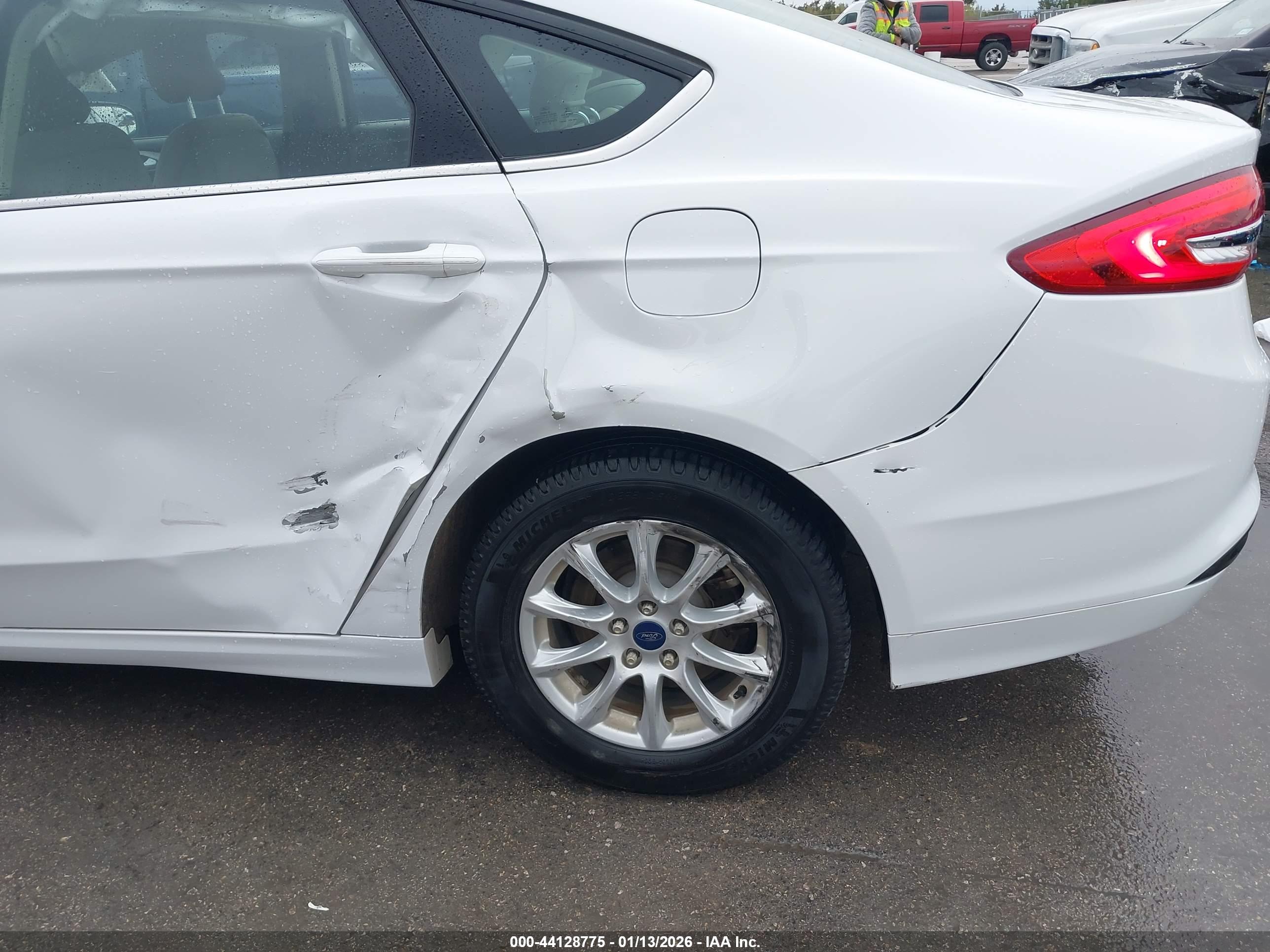 FORD FUSION image 6