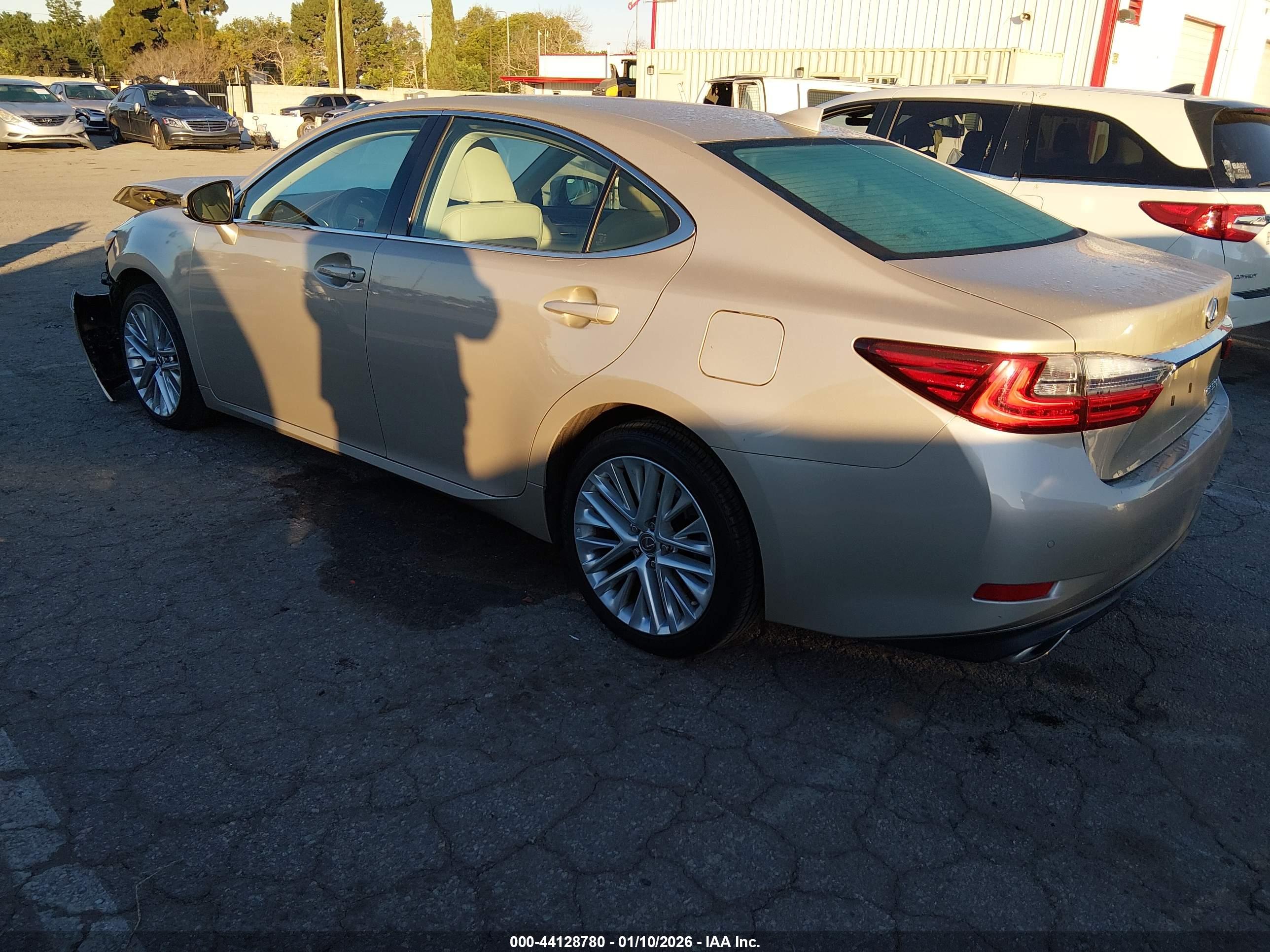 LEXUS ES image 3