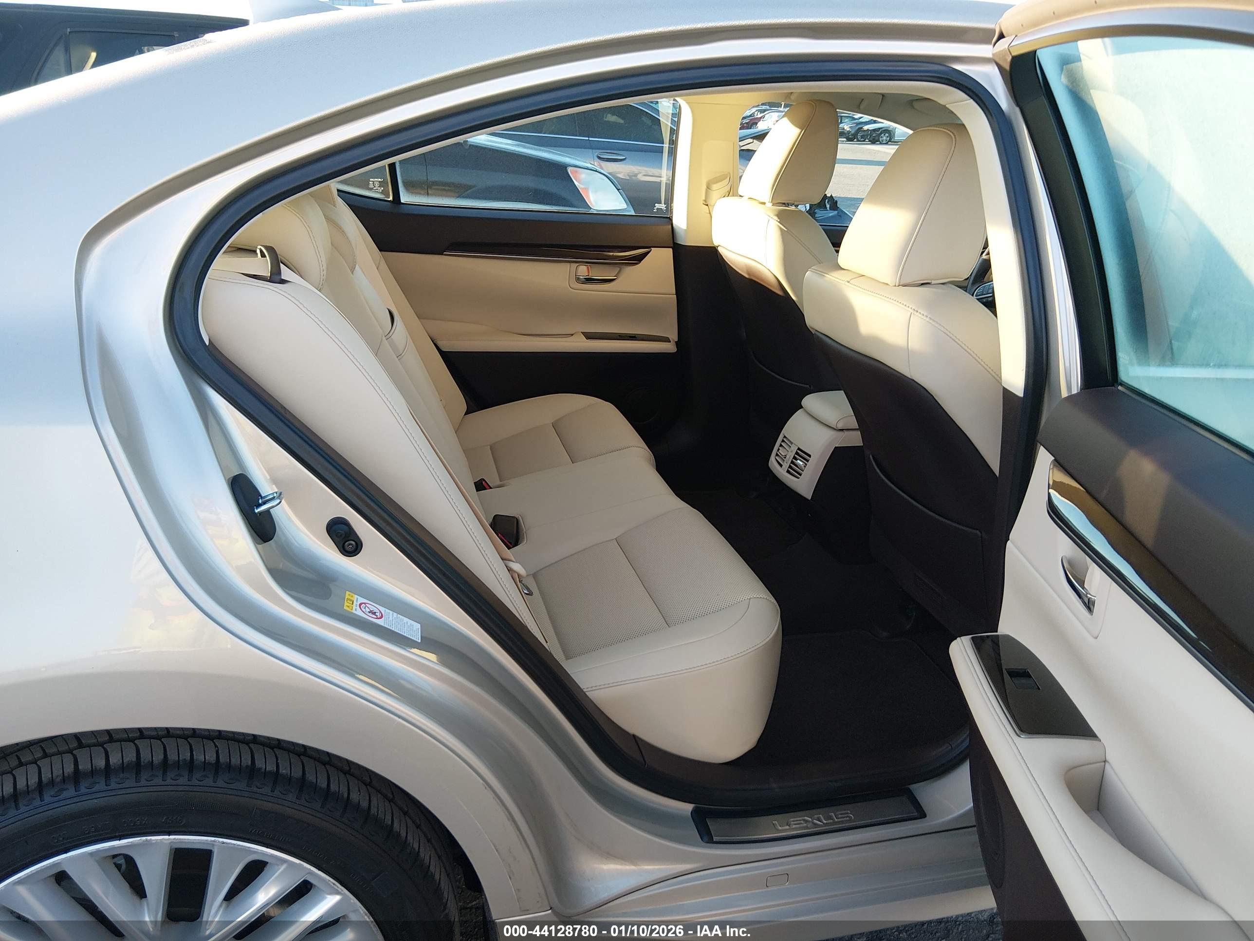 LEXUS ES image 8