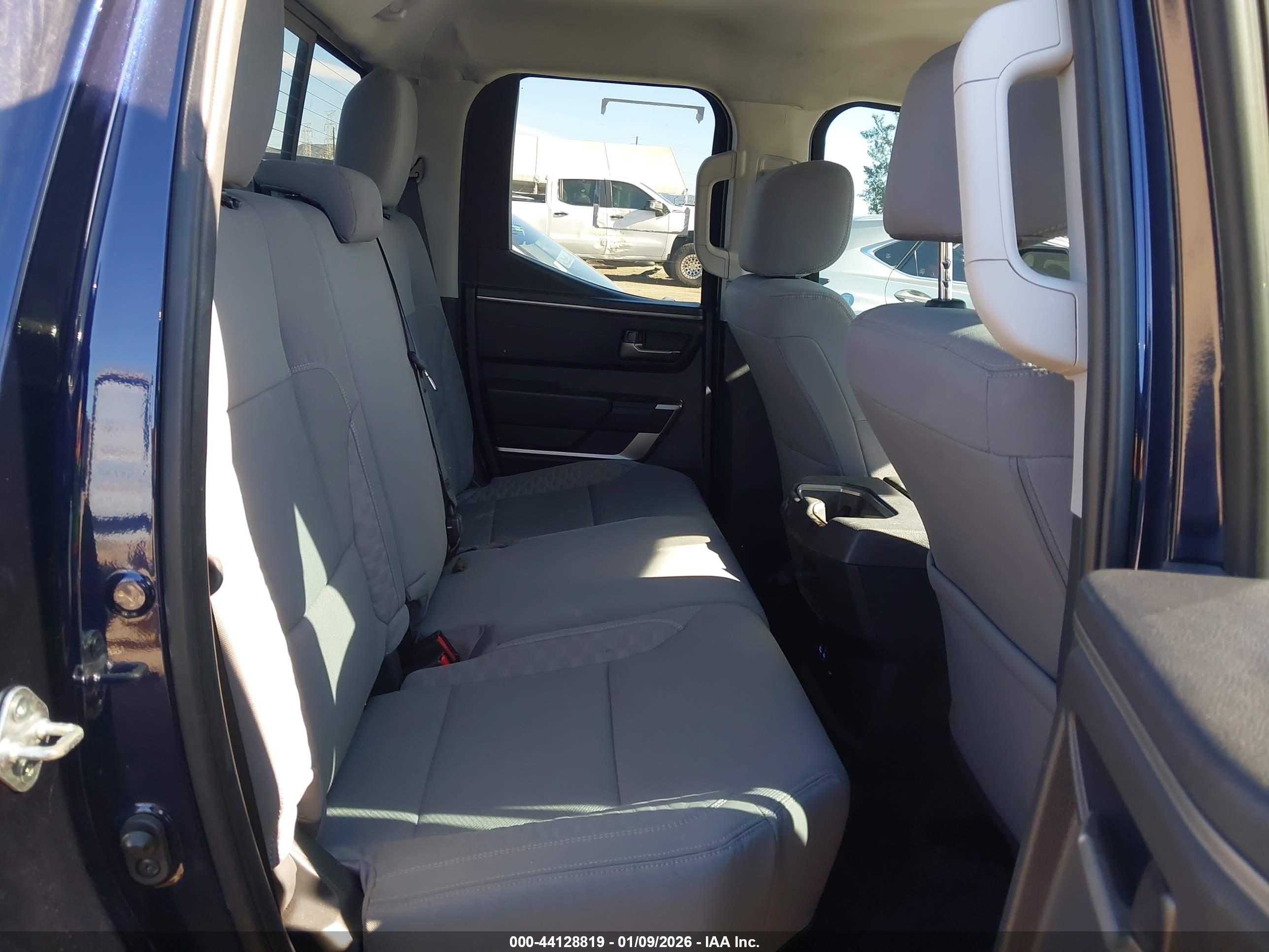 TOYOTA TUNDRA image 8