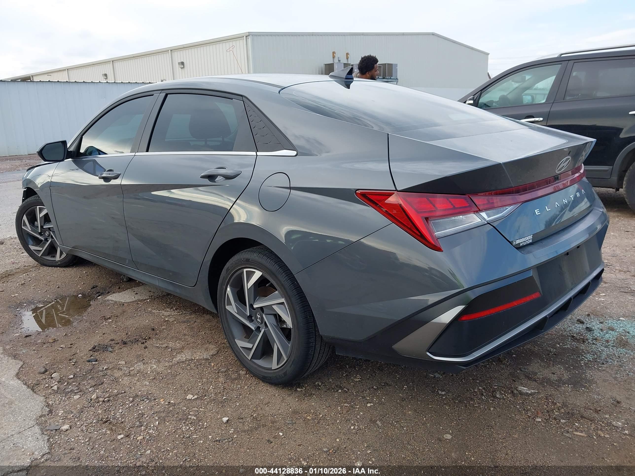 HYUNDAI ELANTRA image 3