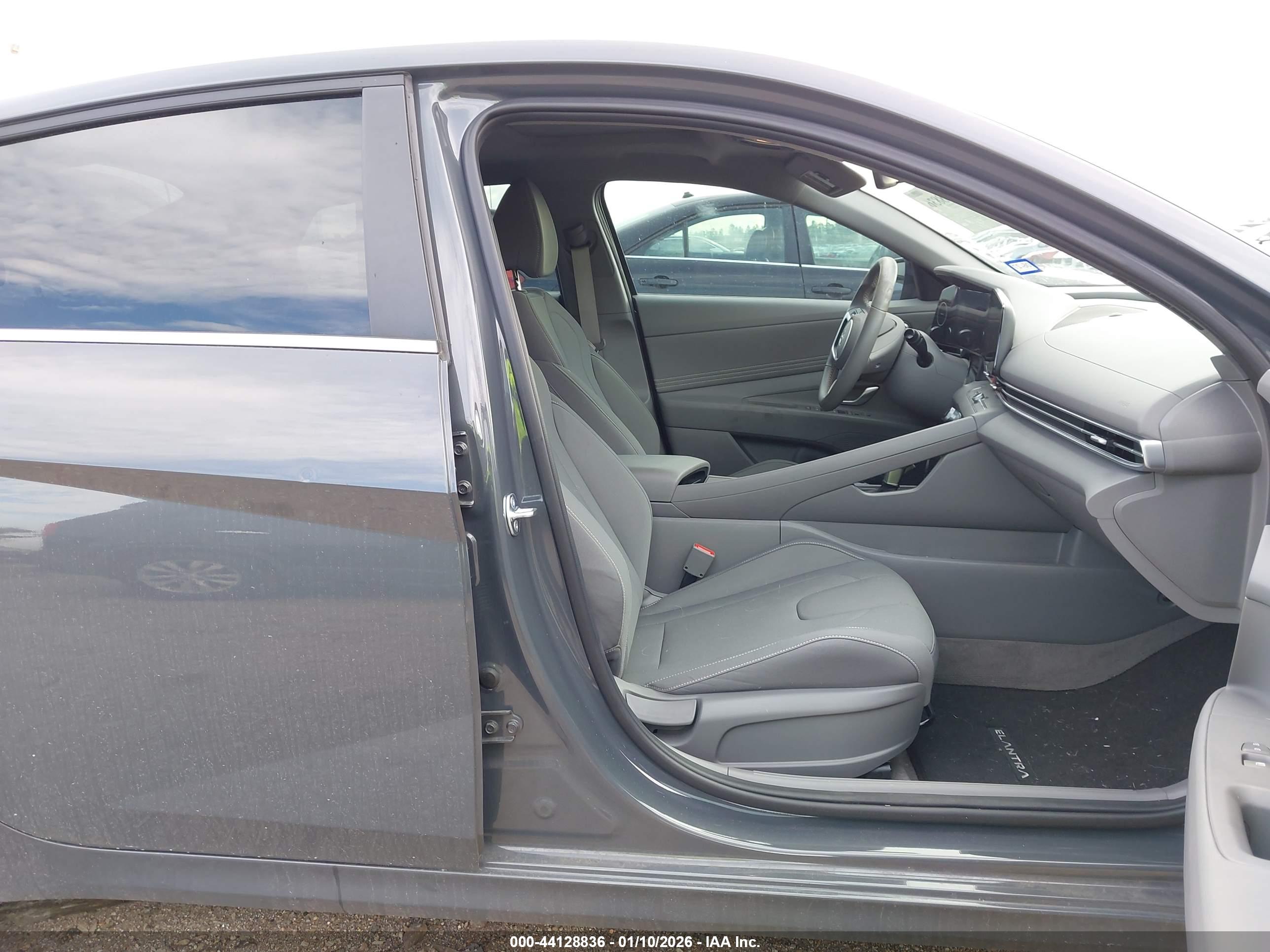 HYUNDAI ELANTRA image 5