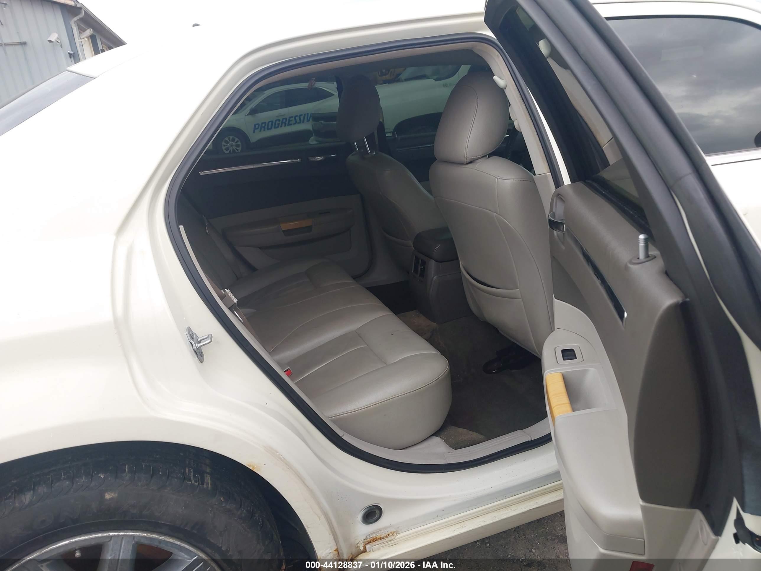 CHRYSLER 300 image 8