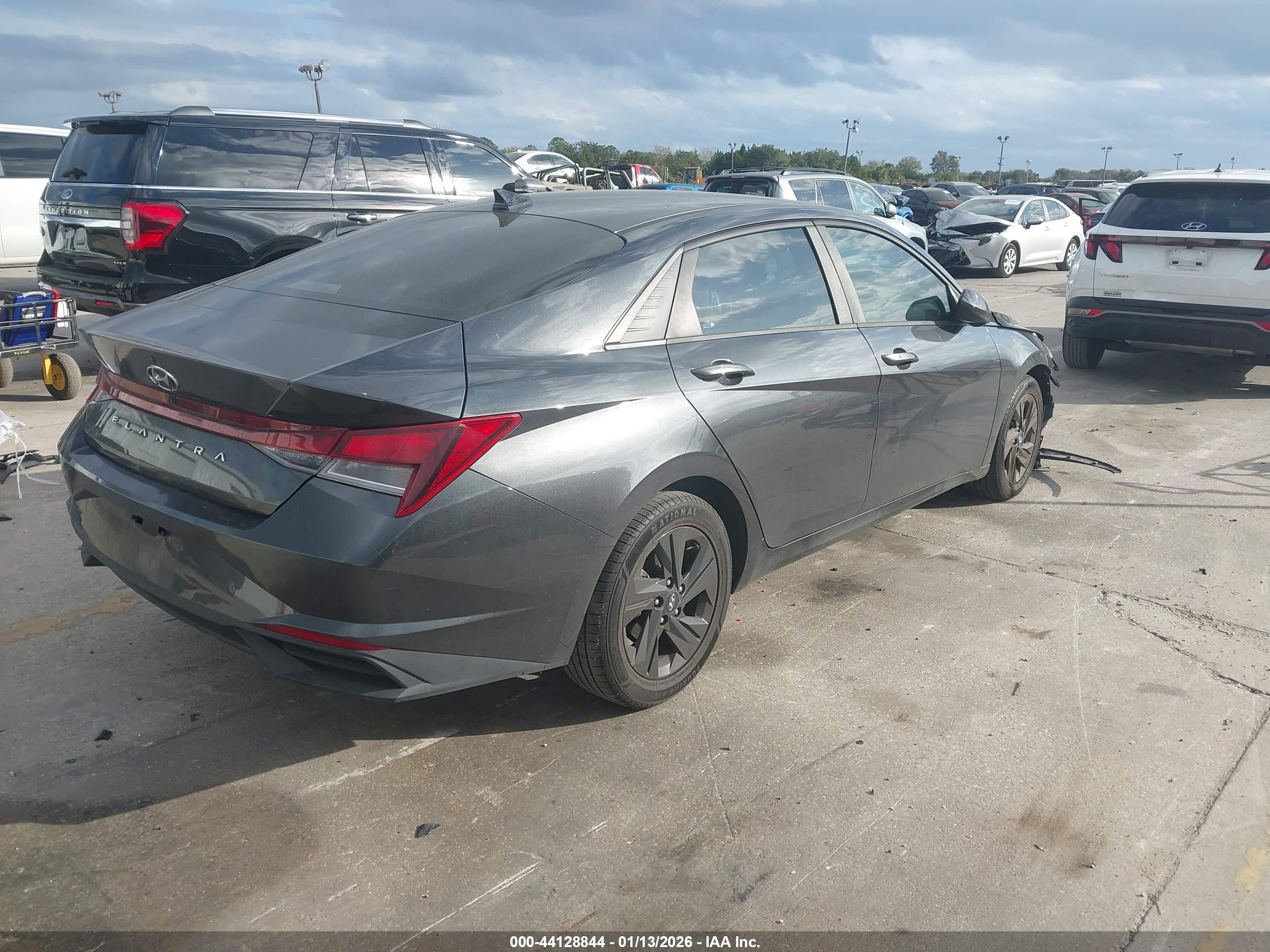 HYUNDAI ELANTRA image 4